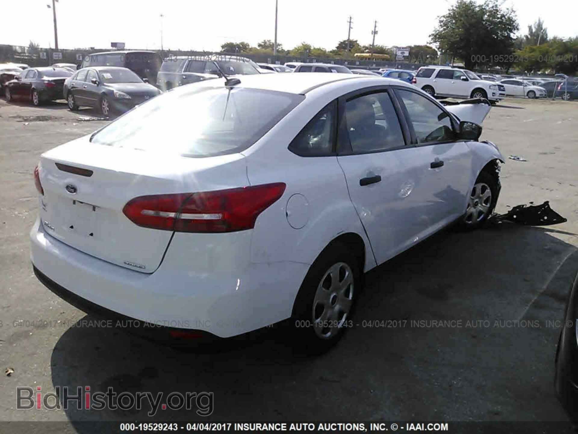 2016 Ford Focus - VIN: 1FADP3E25GL328067 - Photo 4