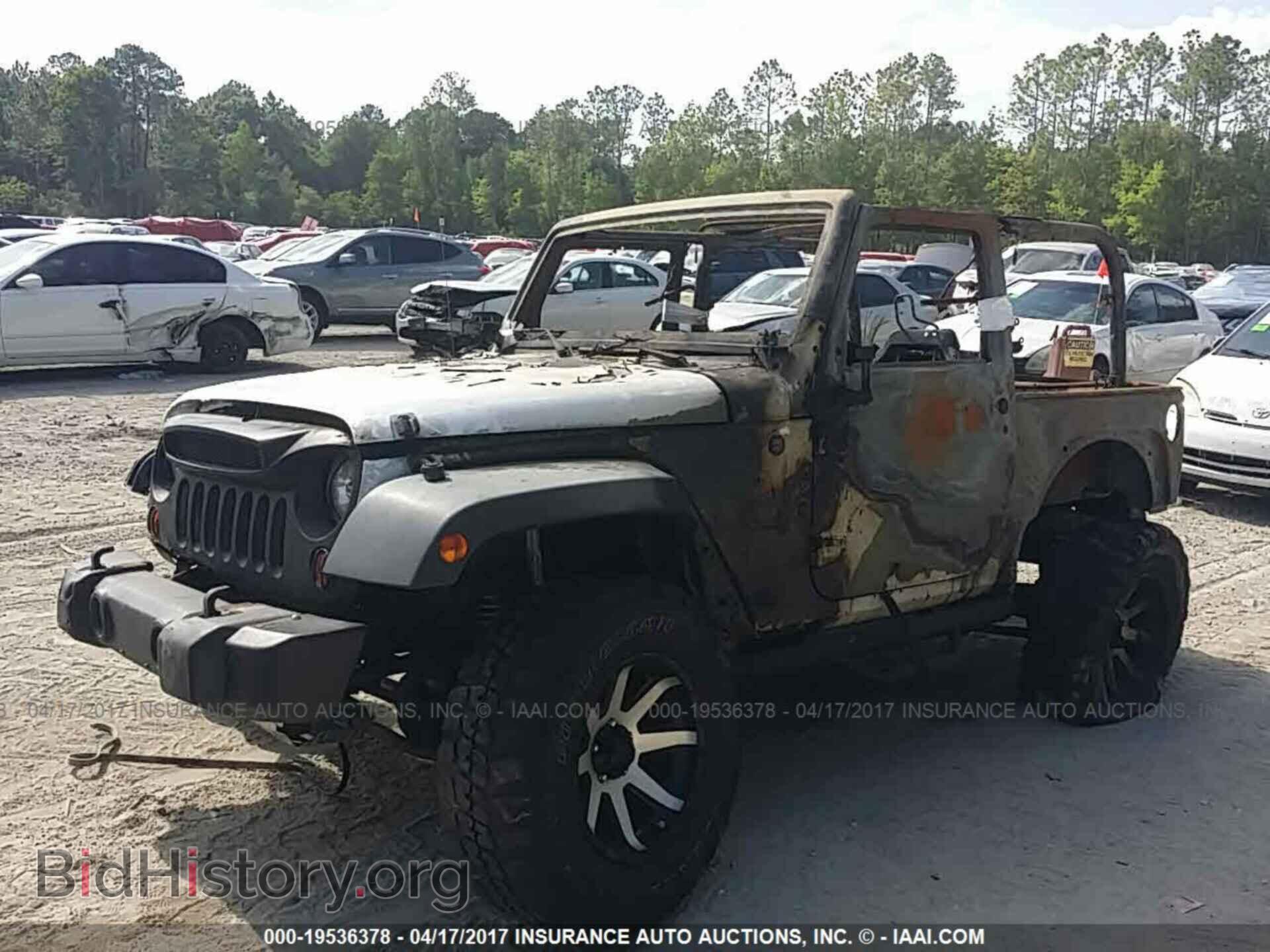 2011 Jeep Wrangler - VIN: 1J4AA2D11BL621050 - Фото 2