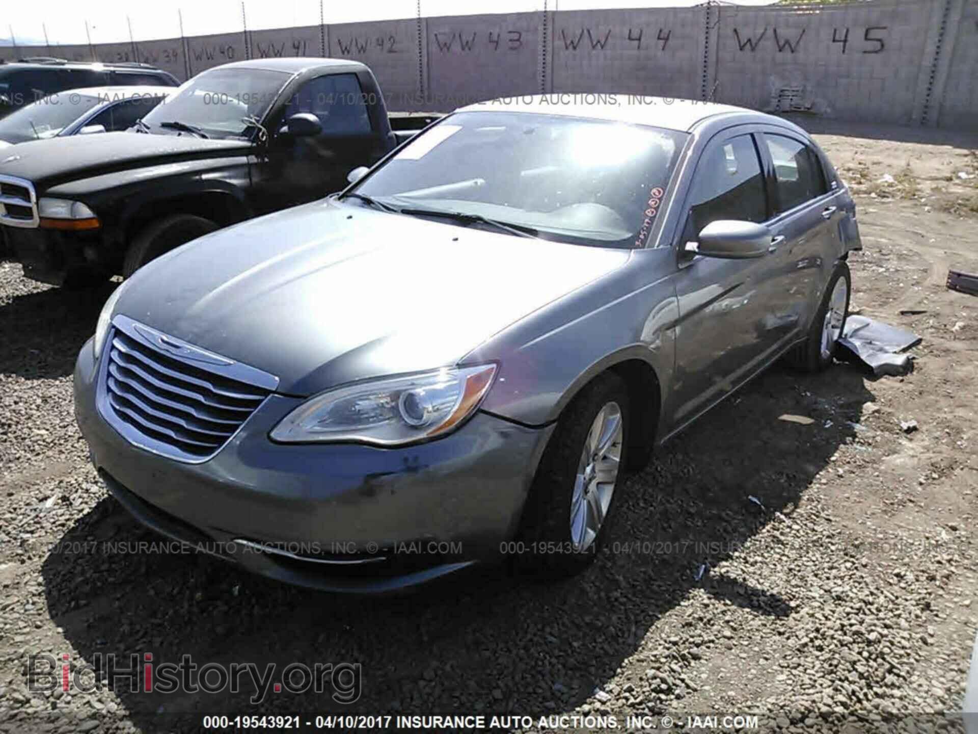 2013 Chrysler 200 - VIN: 1C3CCBAB6DN669452 - Photo 2