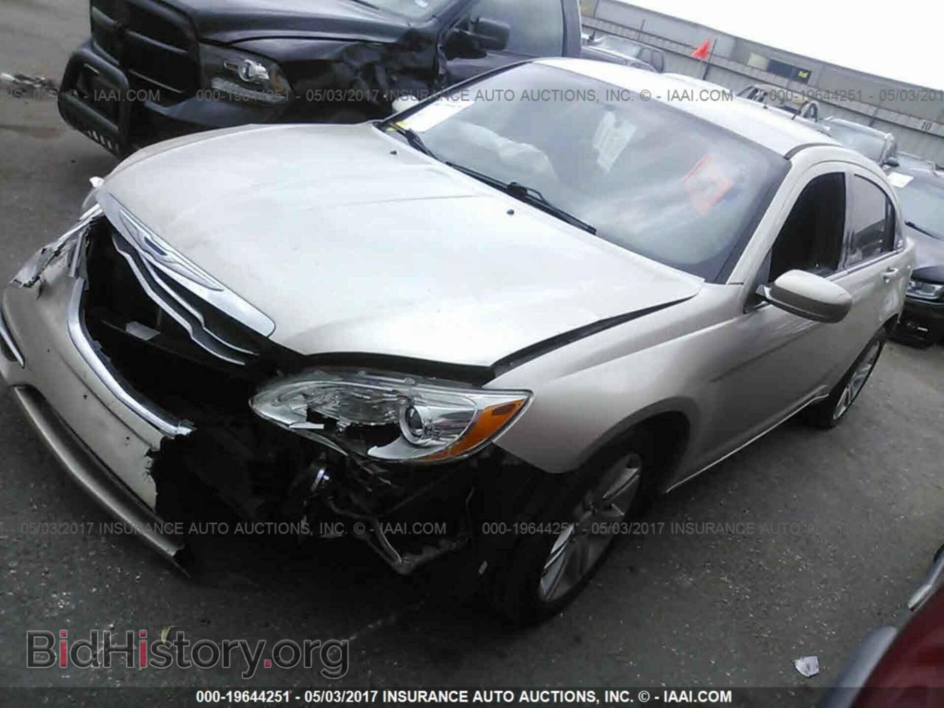 2013 Chrysler 200 - VIN: 1C3CCBABXDN704509 - Фото 2