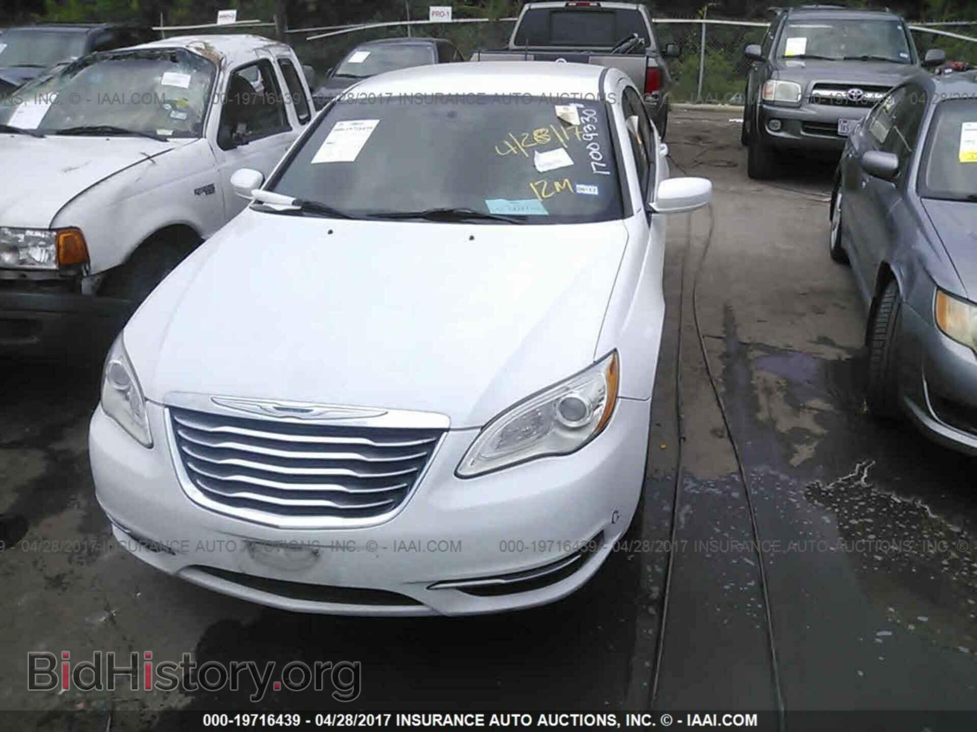 2013 Chrysler 200 - VIN: 1C3CCBAB0DN622563 - Photo 2