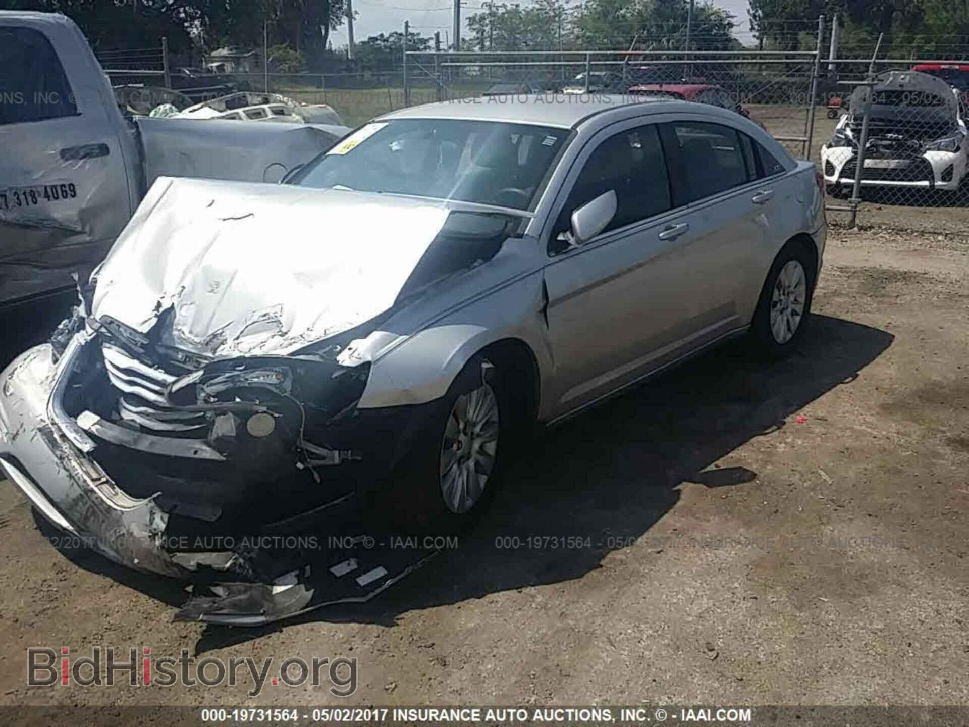 2012 Chrysler 200 - VIN: 1C3CCBAB8CN319352 - Photo 2