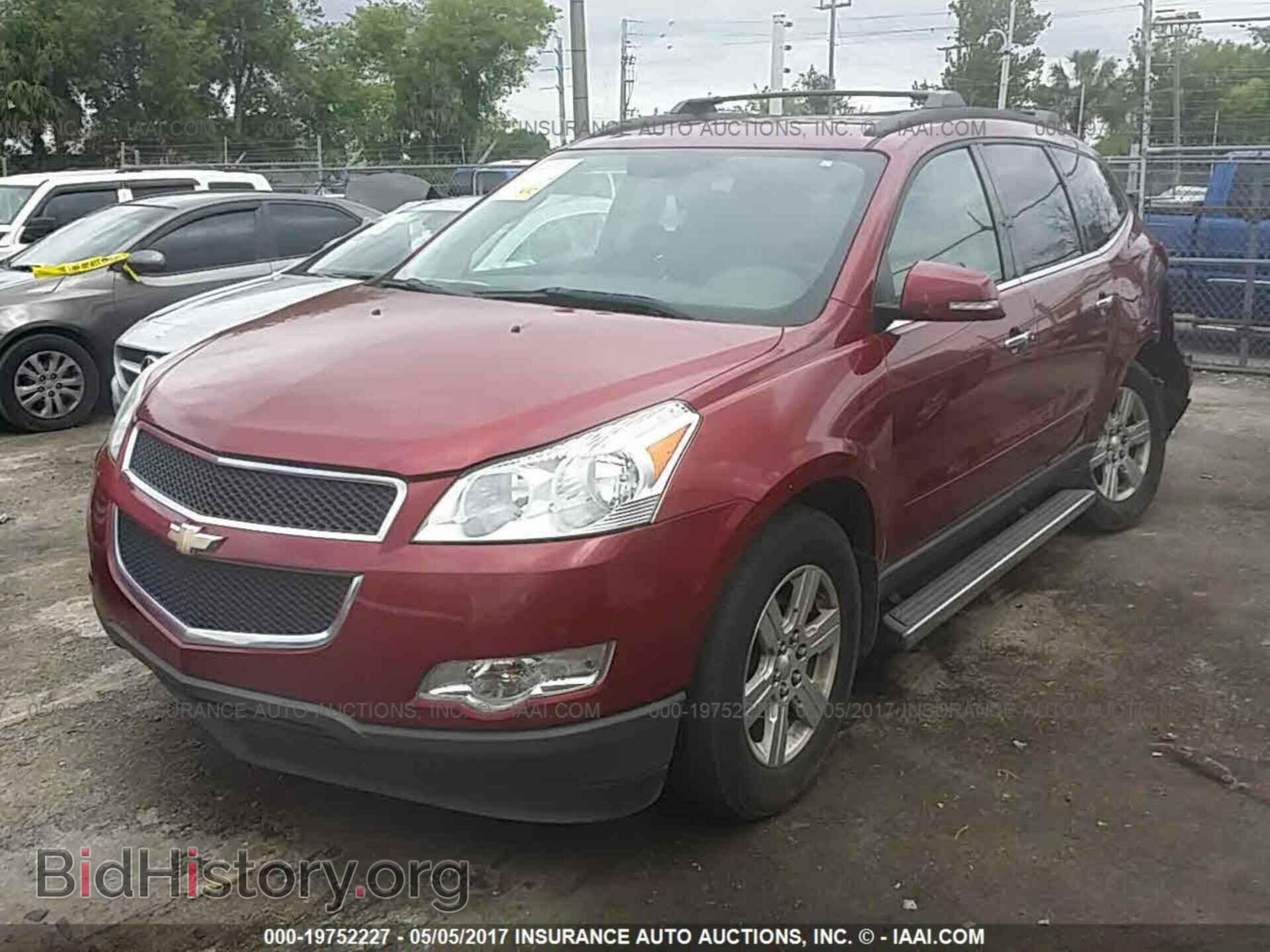 2011 Chevrolet Traverse - VIN: 1GNKRGED3BJ320162 - Photo 2