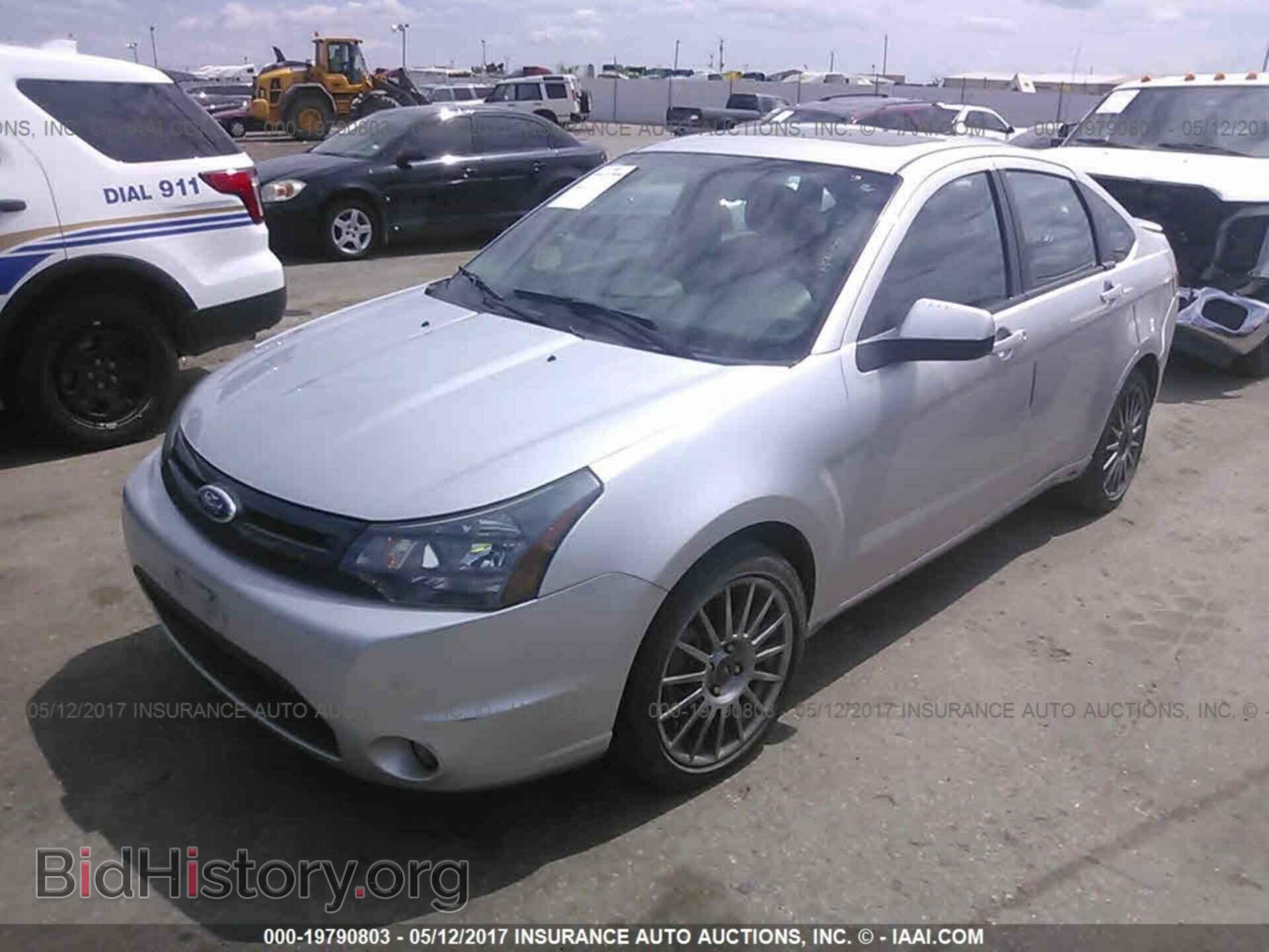2011 Ford Focus - VIN: 1FAHP3GN5BW154081 - Photo 2