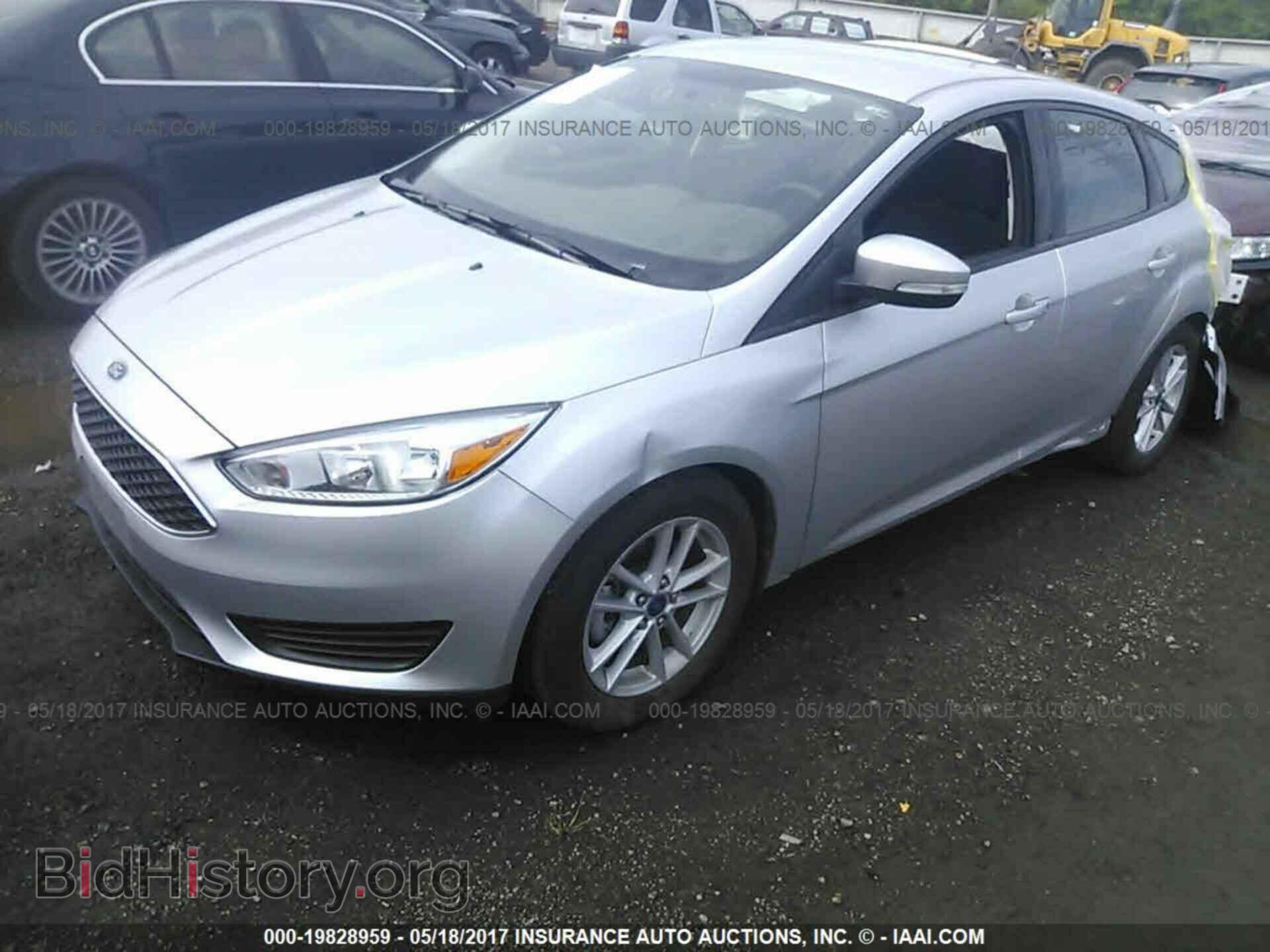2016 Ford Focus - VIN: 1FADP3K22GL403618 - Photo 2