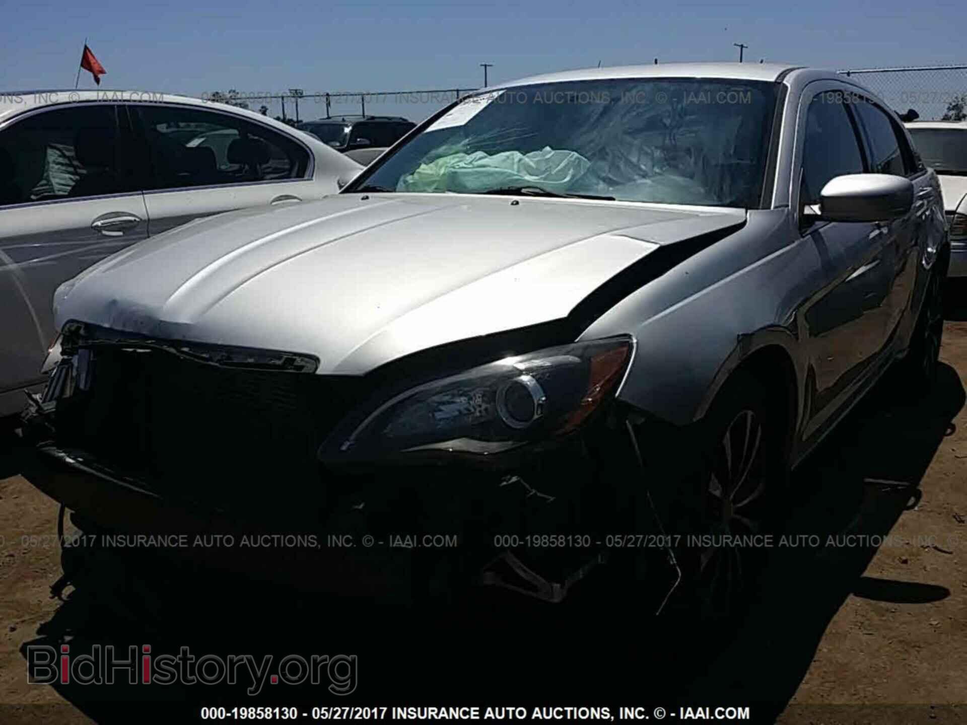 2012 Chrysler 200 - VIN: 1C3CCBHG3CN277643 - Фото 2