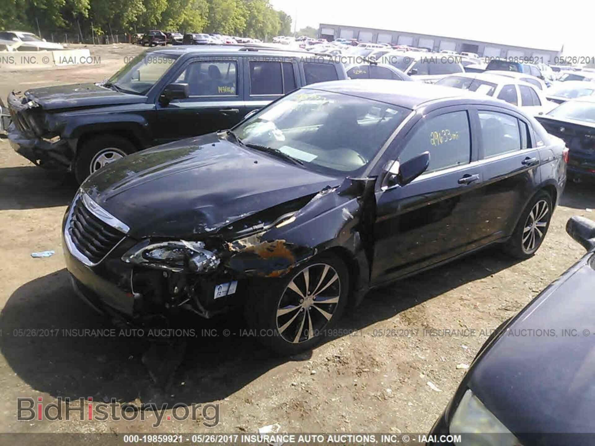 2014 Chrysler 200 - VIN: 1C3CCBCG3EN104800 - Photo 2