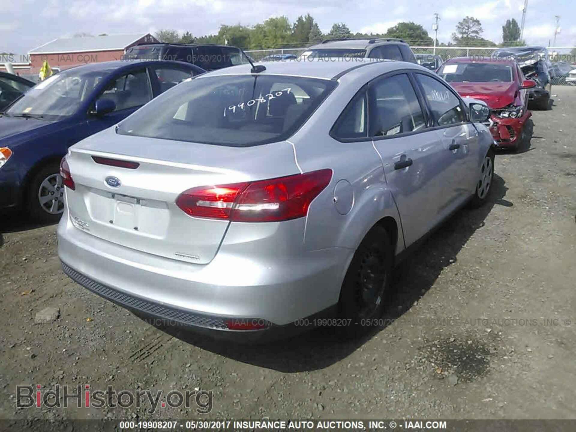 2016 Ford Focus - VIN: 1FADP3E28GL328242 - Photo 4