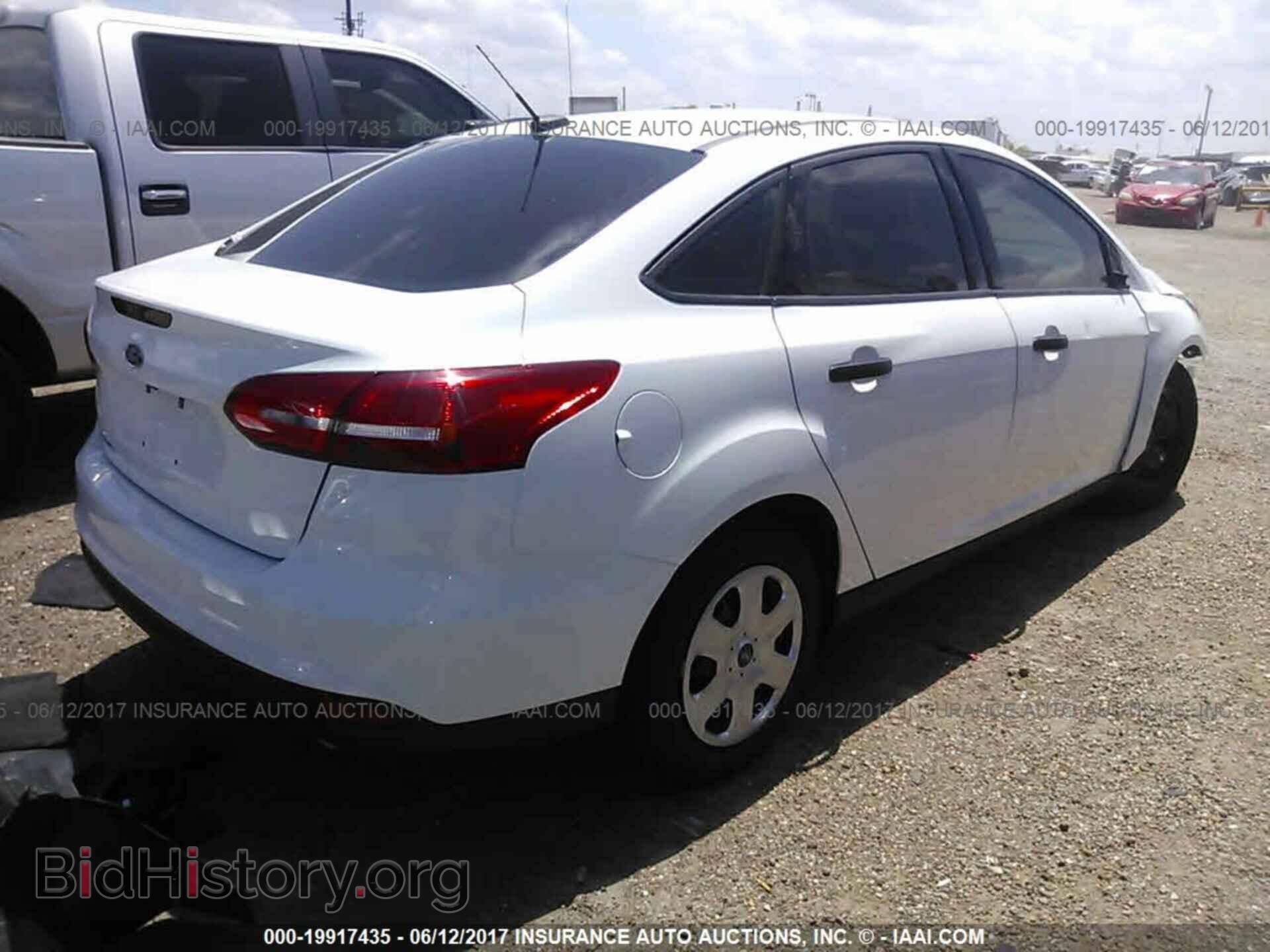 2017 Ford Focus - VIN: 1FADP3E22HL210284 - Photo 4