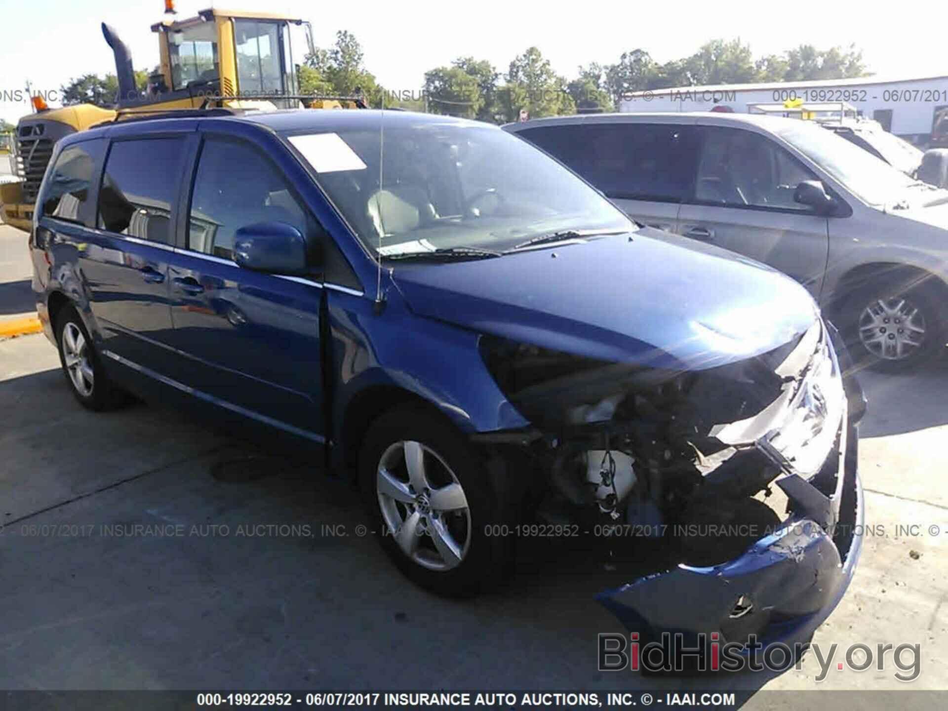 Photo 2V4RW3DG1BR645785 - Volkswagen Routan 2011