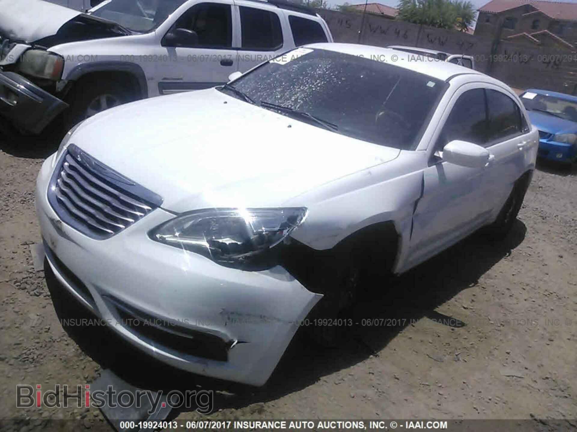 2014 Chrysler 200 - VIN: 1C3CCBAB5EN210589 - Фото 2
