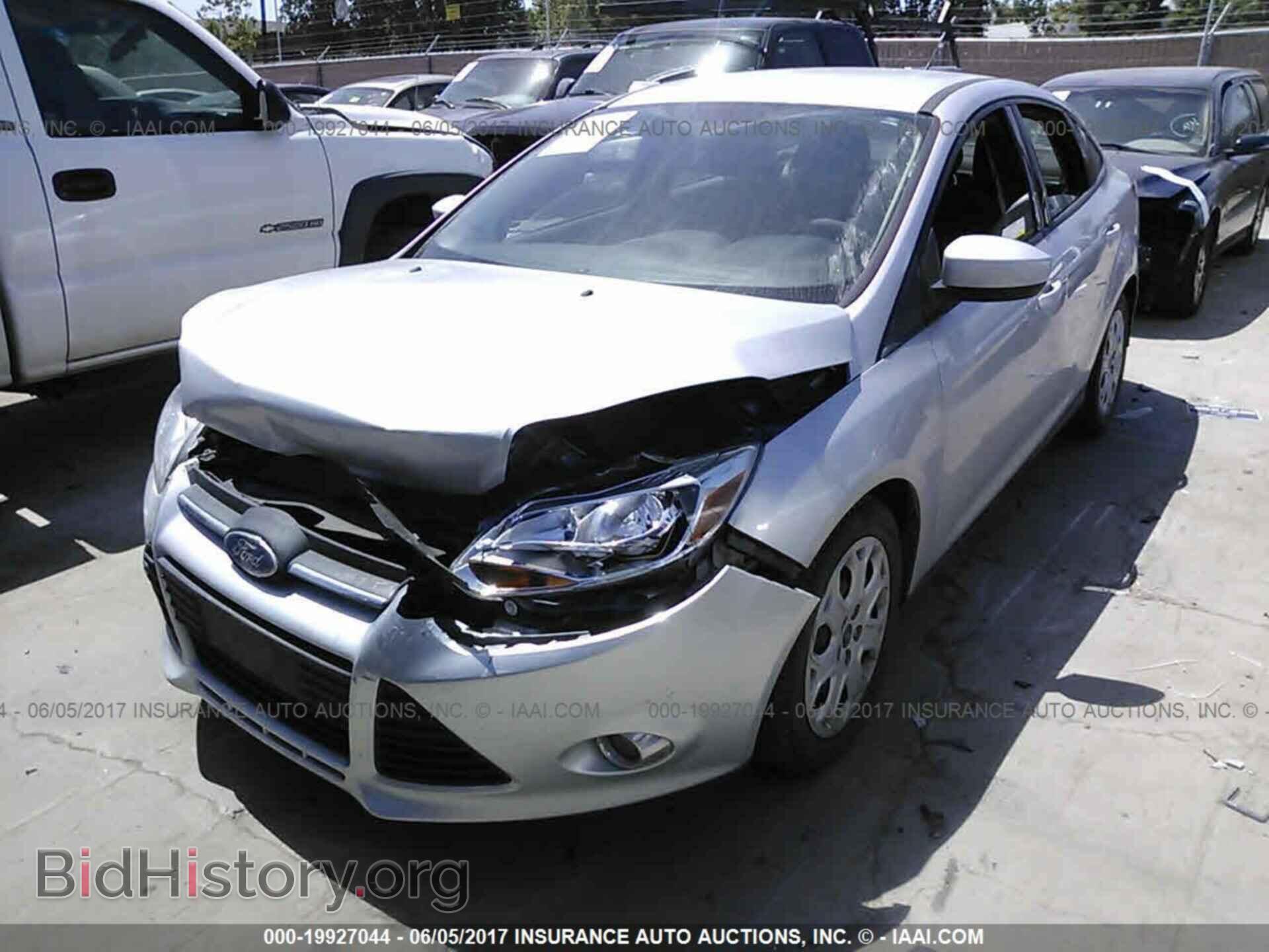 2012 Ford Focus - VIN: 1FAHP3F28CL108593 - Photo 2