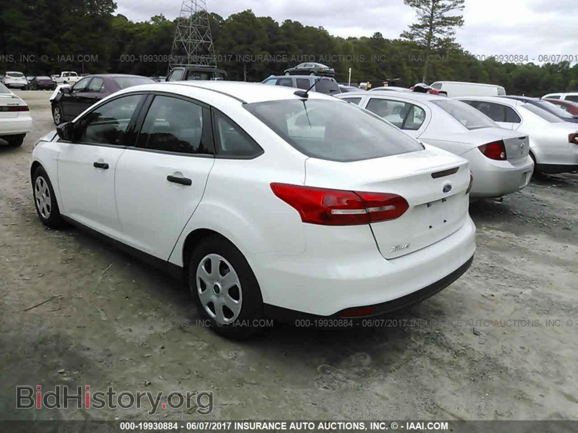 2017 Ford Focus - VIN: 1FADP3E2XHL234817 - Photo 3