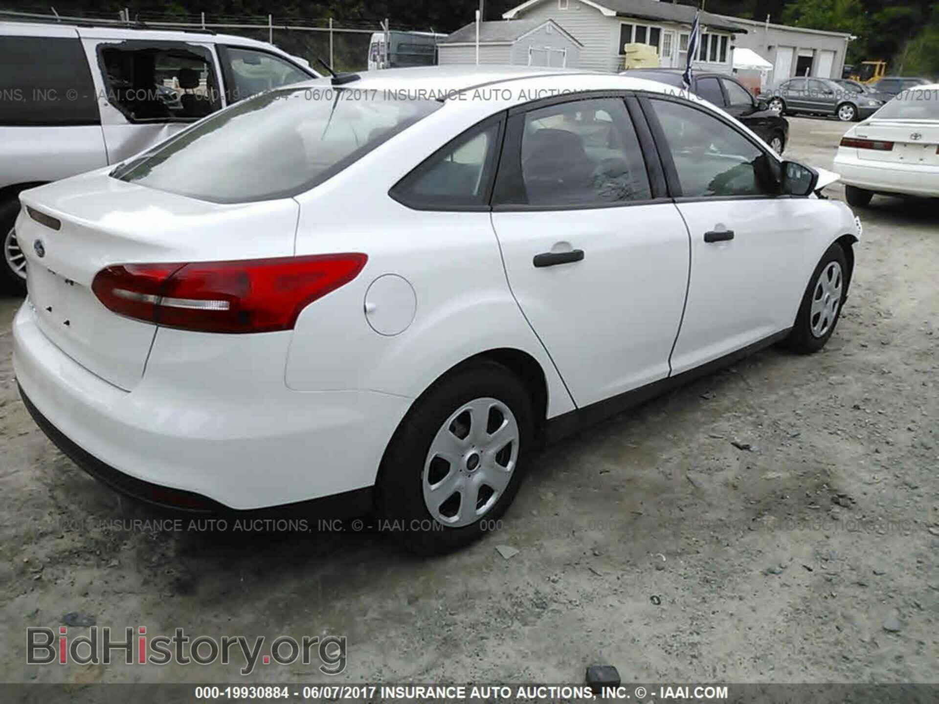 2017 Ford Focus - VIN: 1FADP3E2XHL234817 - Photo 4