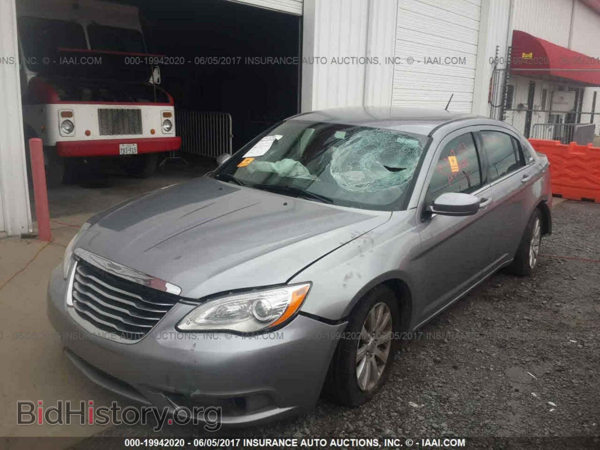 2013 Chrysler 200 - VIN: 1C3CCBBB1DN585005 - Фото 2