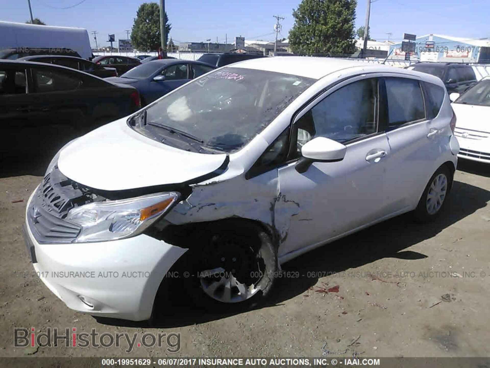 2015 Nissan Versa note - VIN: 3N1CE2CP8FL384336 - Photo 2