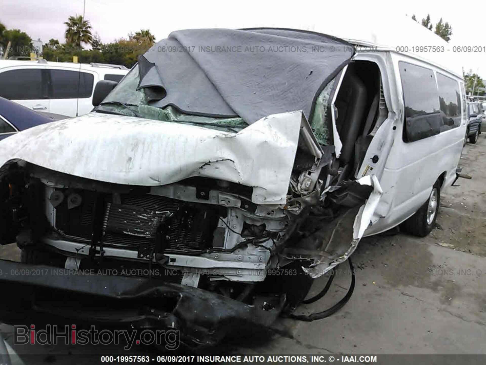 2012 Ford Econoline - VIN: 1FTNS2EW2CDB37589 - Фото 2