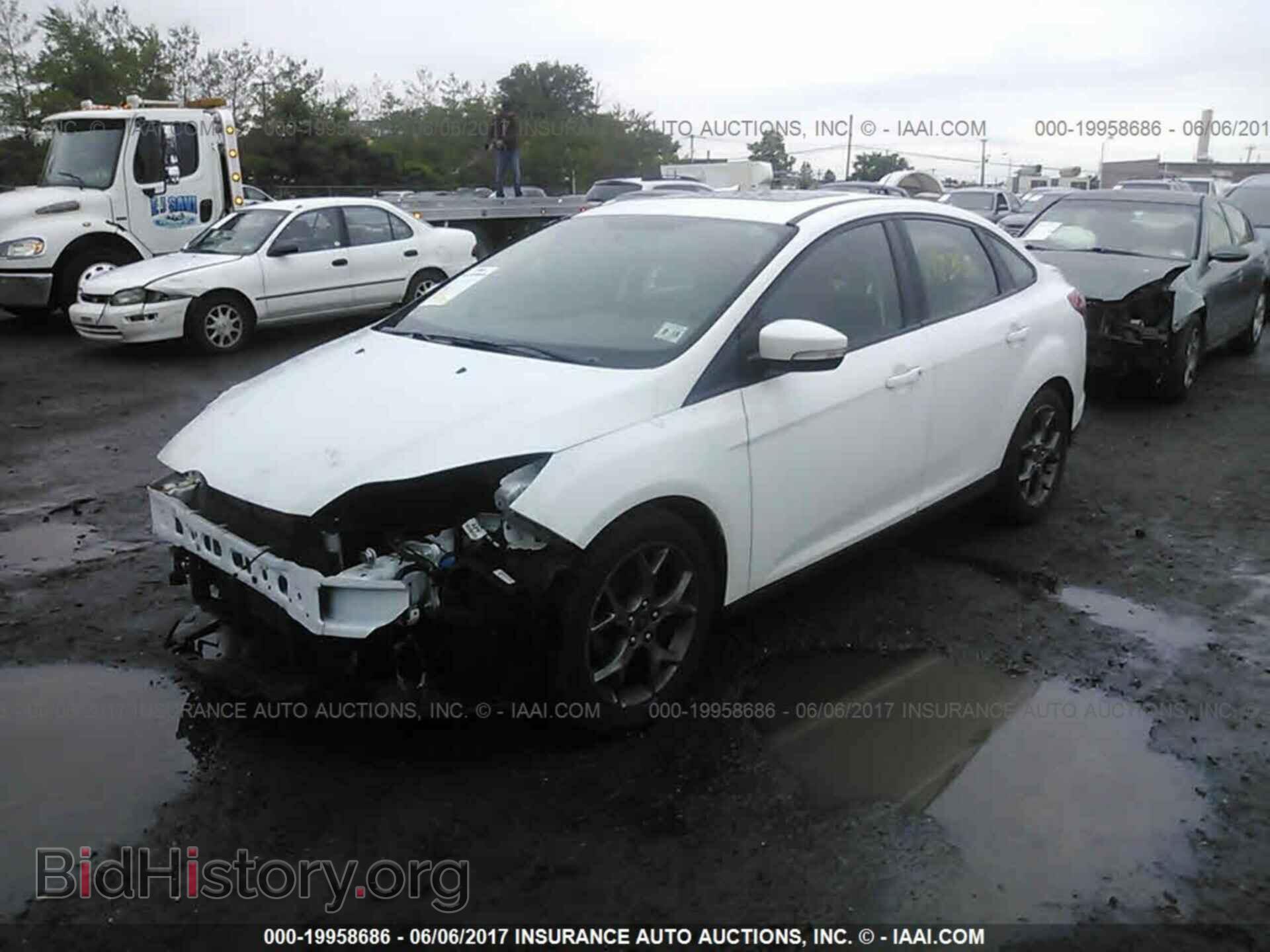 2013 Ford Focus - VIN: 1FADP3F23DL302013 - Фото 2