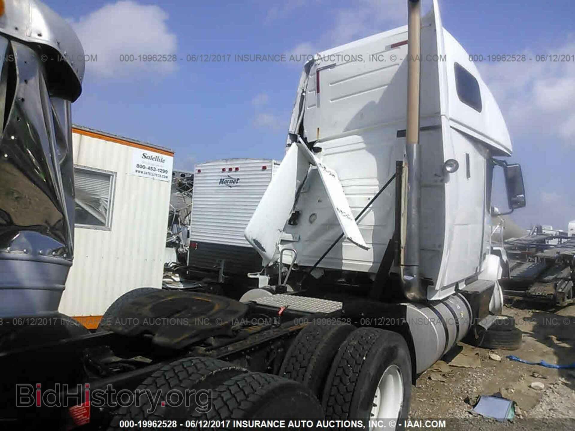 2012 Volvo Vnl - VIN: 4V4NC9TH1CN537913 - Photo 4