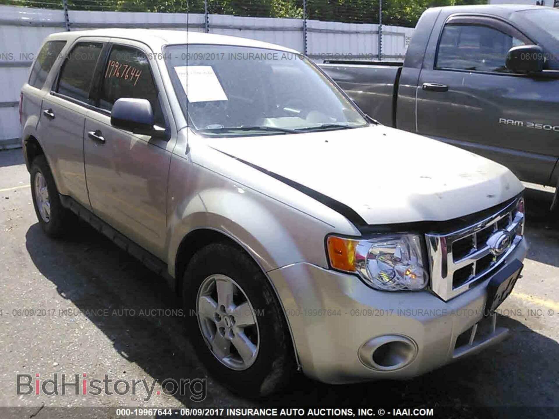 Photo 1FMCU0C76BKB10497 - Ford Escape 2011