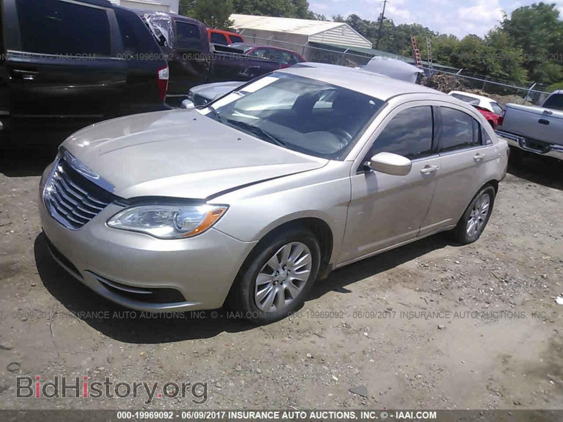2013 Chrysler 200 - VIN: 1C3CCBAB8DN648358 - Photo 2