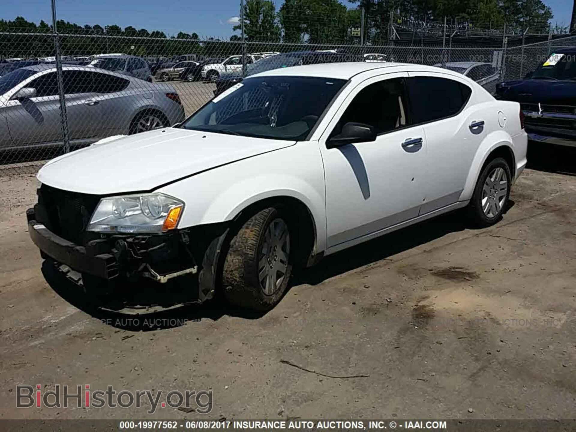 2011 Dodge Avenger - VIN: 1B3BD4FB0BN558225 - Фото 2