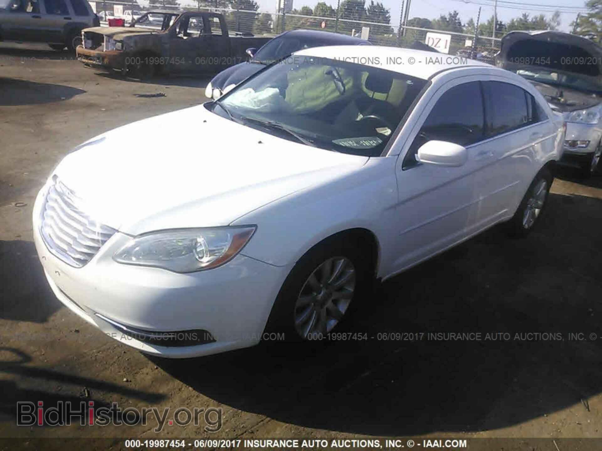 2011 Chrysler 200 - VIN: 1C3BC1FG4BN577389 - Фото 2