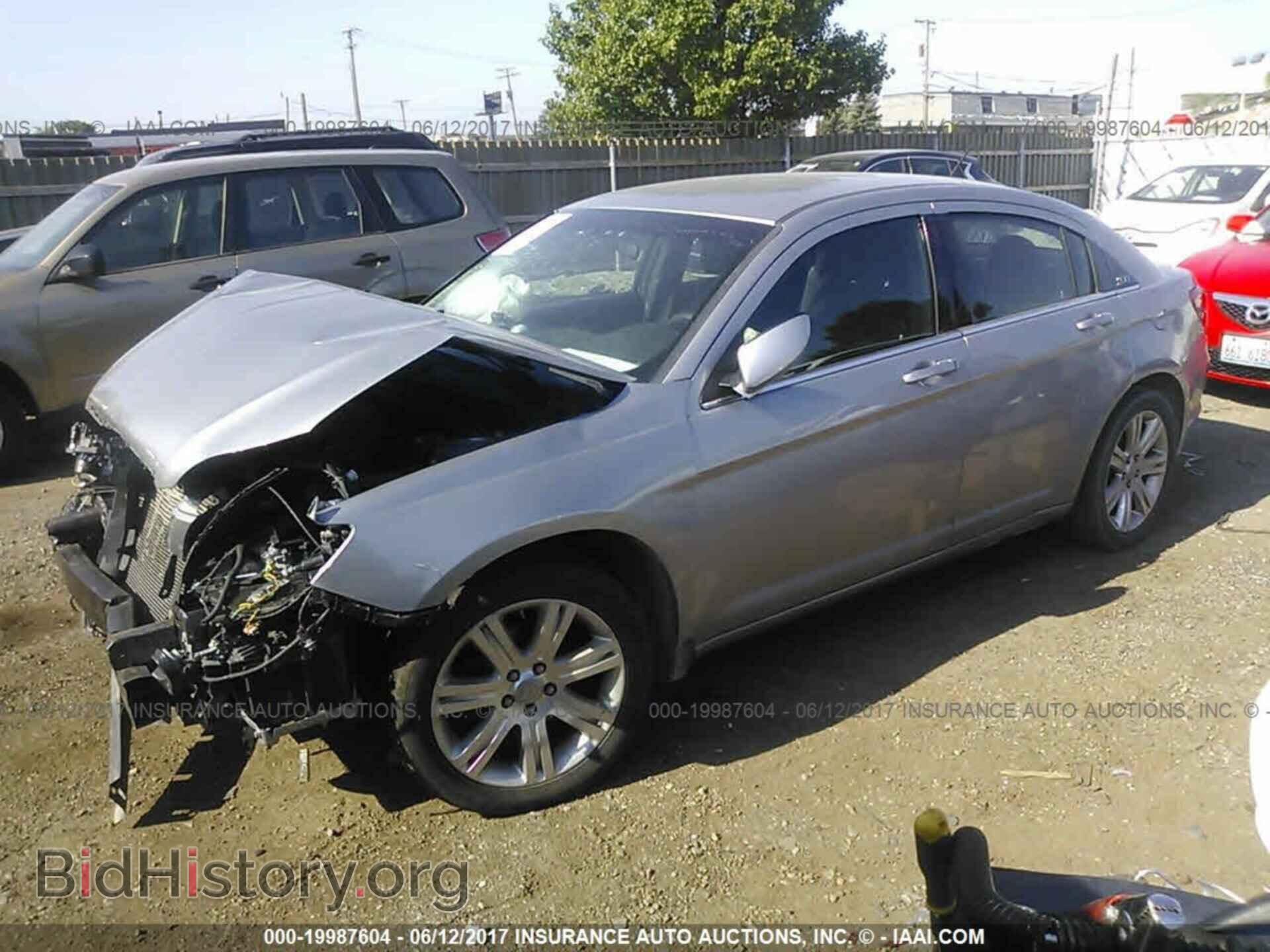 2013 Chrysler 200 - VIN: 1C3CCBBB7DN743492 - Фото 2