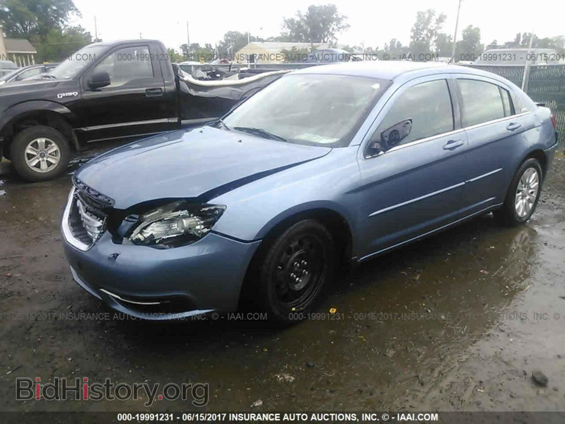2011 Chrysler 200 - VIN: 1C3BC4FB9BN566720 - Photo 2