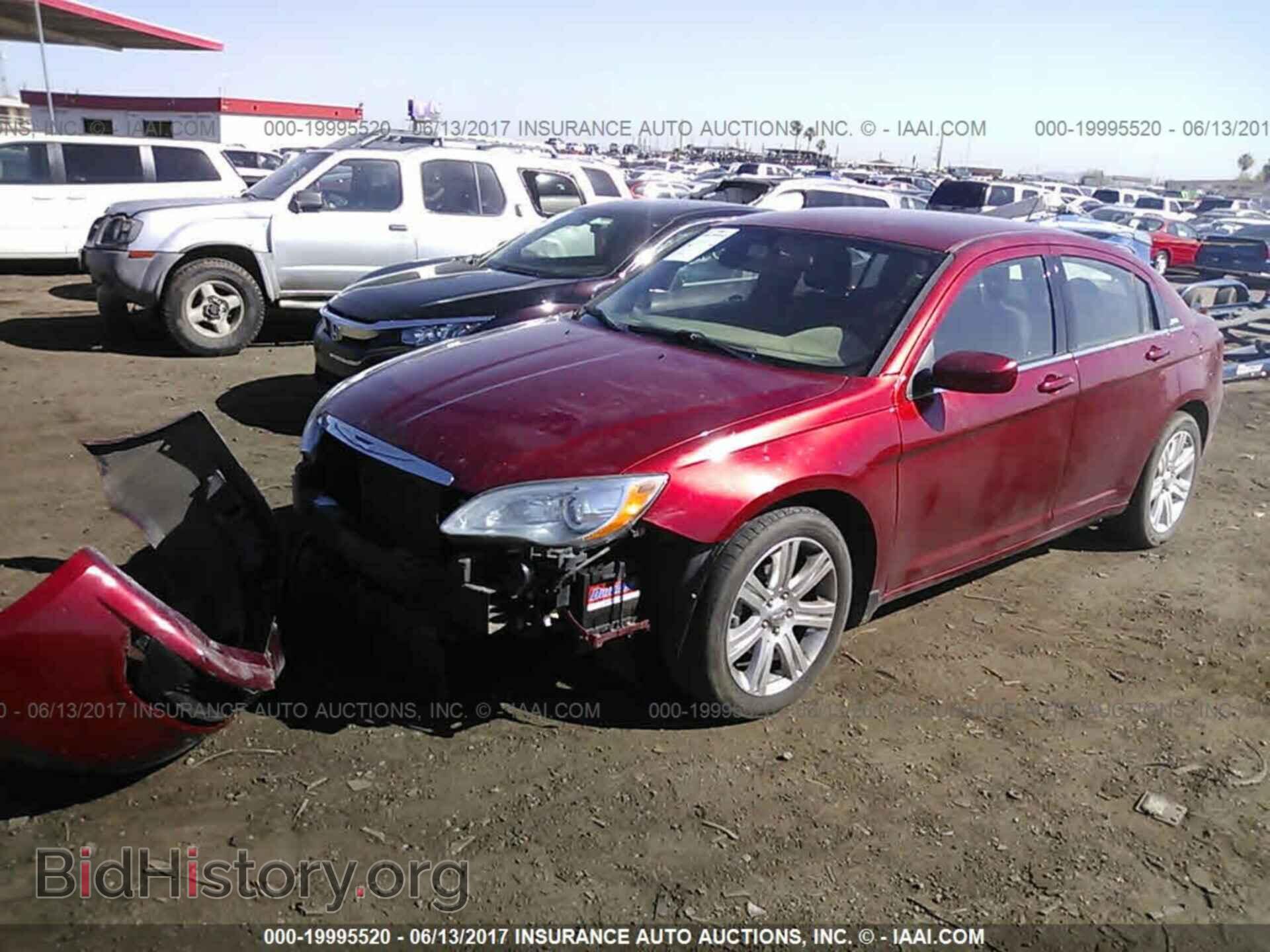 2013 Chrysler 200 - VIN: 1C3CCBAB8DN639840 - Фото 2