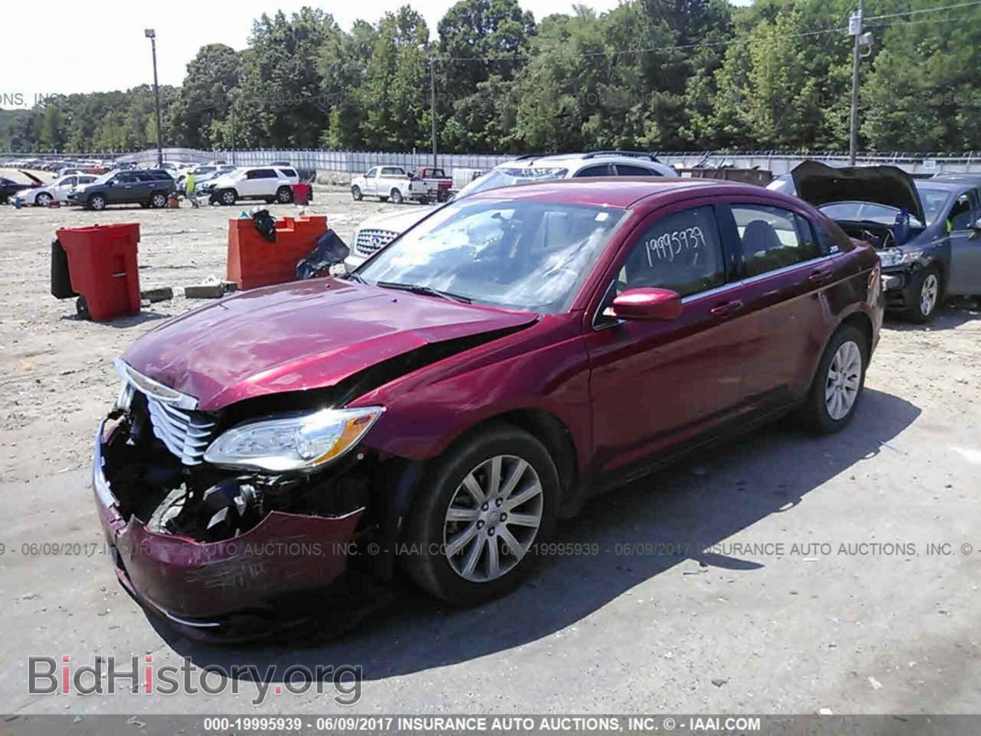 2013 Chrysler 200 - VIN: 1C3CCBBB0DN600402 - Photo 2