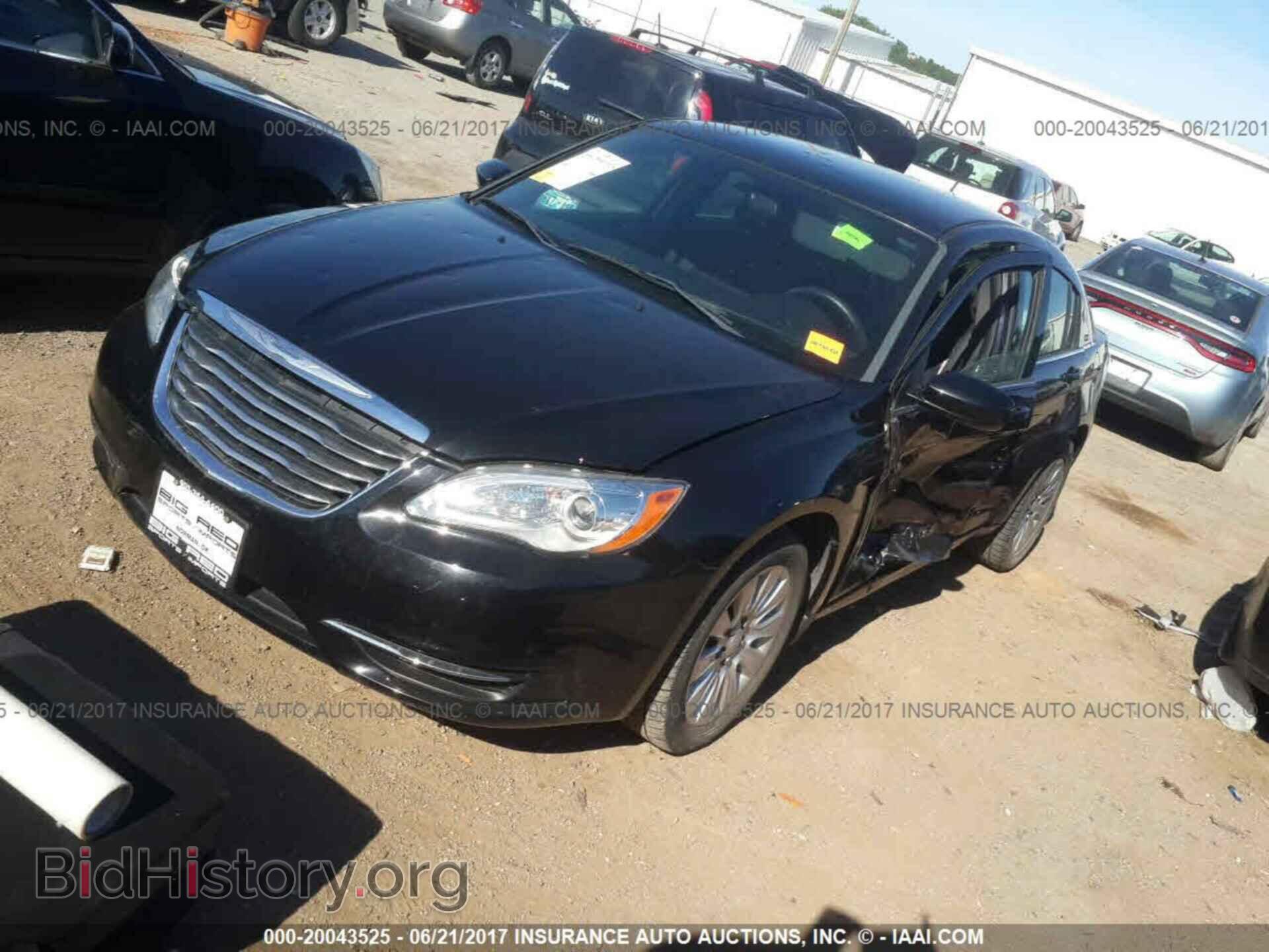 2014 Chrysler 200 - VIN: 1C3CCBAB1EN213666 - Photo 2