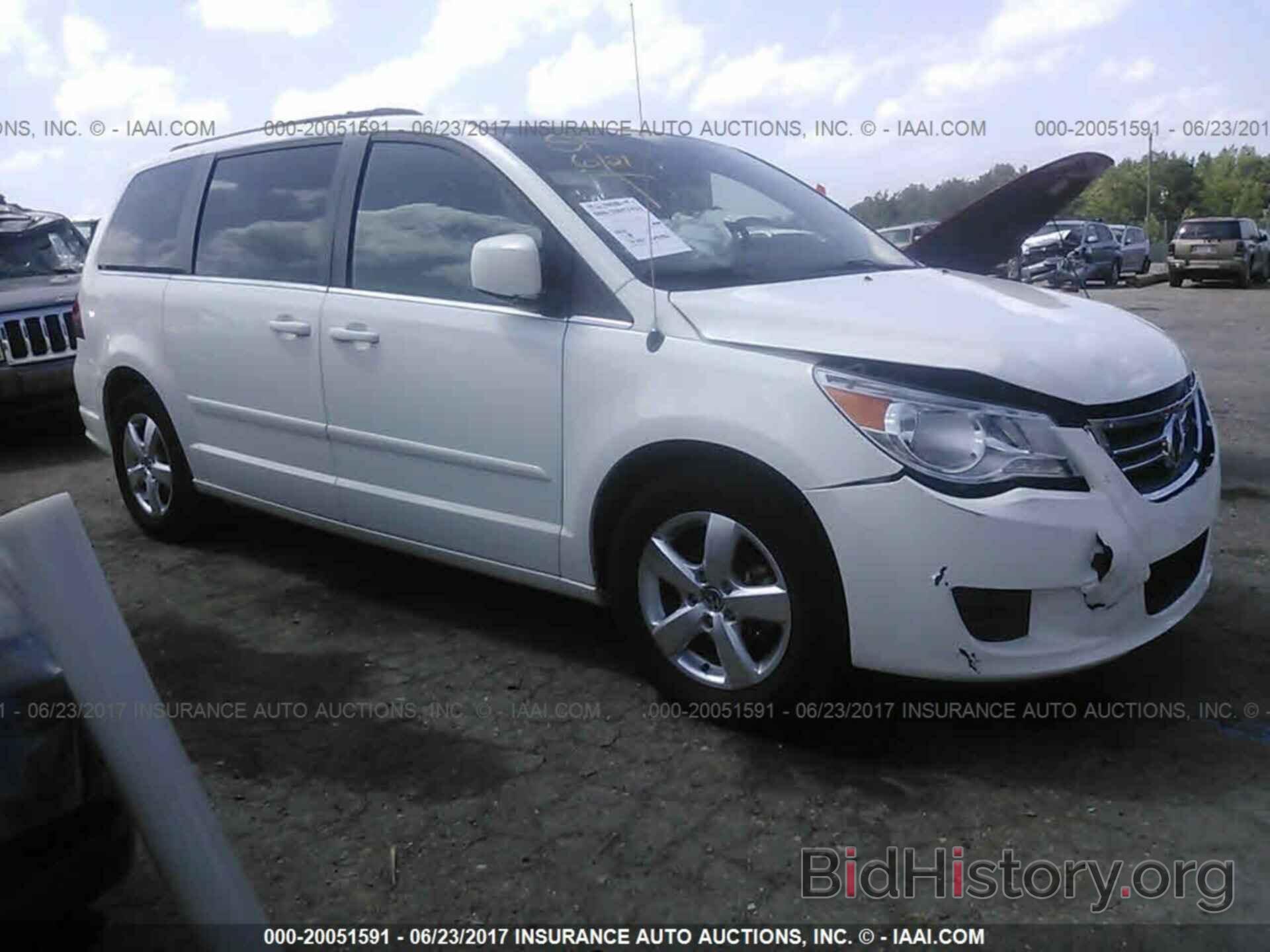 Photo 2V4RW3DG0BR766436 - Volkswagen Routan 2011