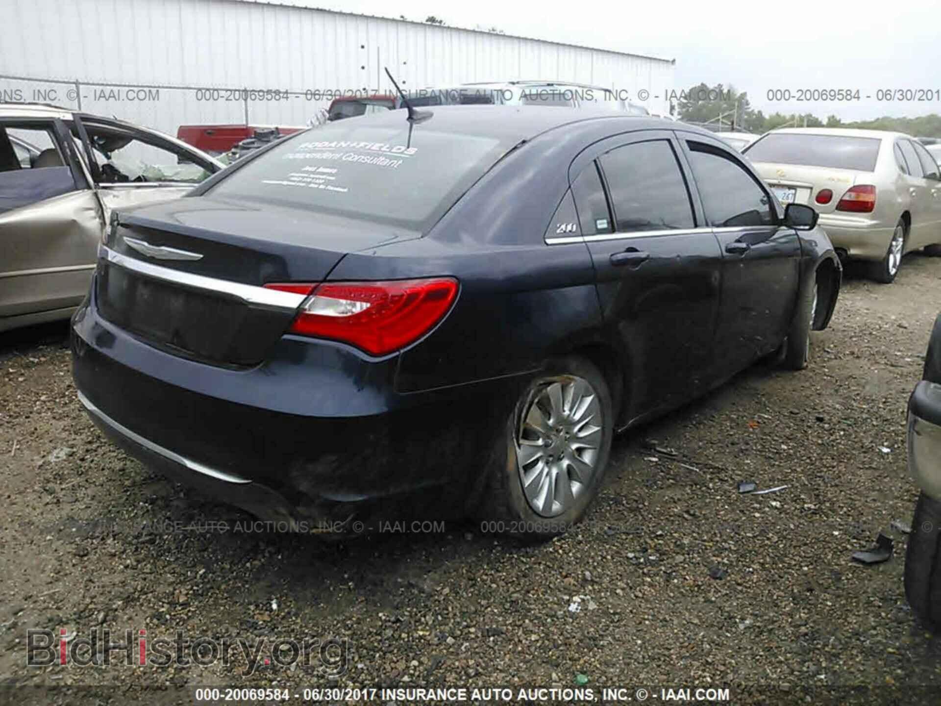 2014 Chrysler 200 - VIN: 1C3CCBAB5EN143301 - Photo 4