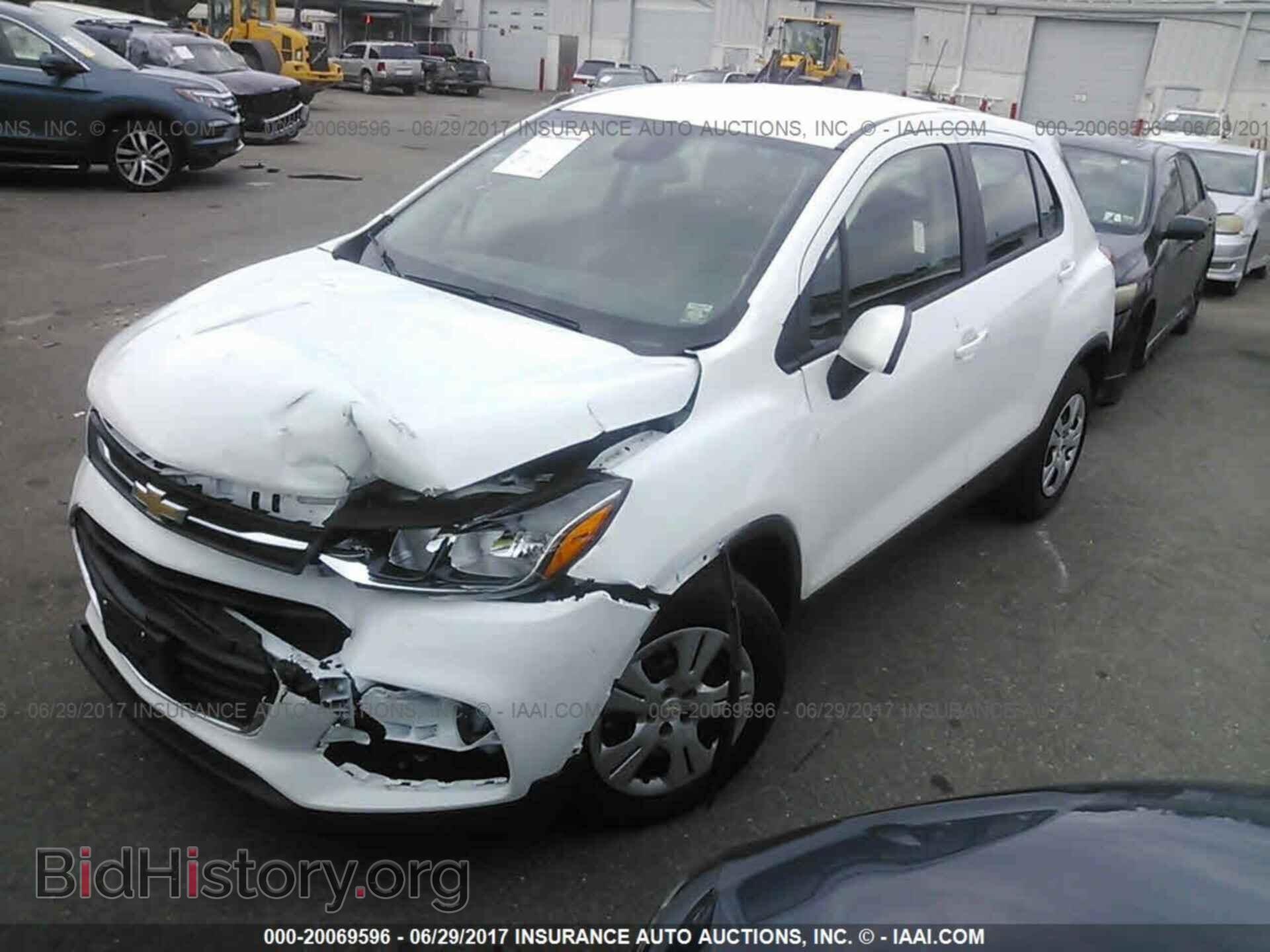 2017 Chevrolet Trax - VIN: 3GNCJKSB2HL249586 - Фото 2