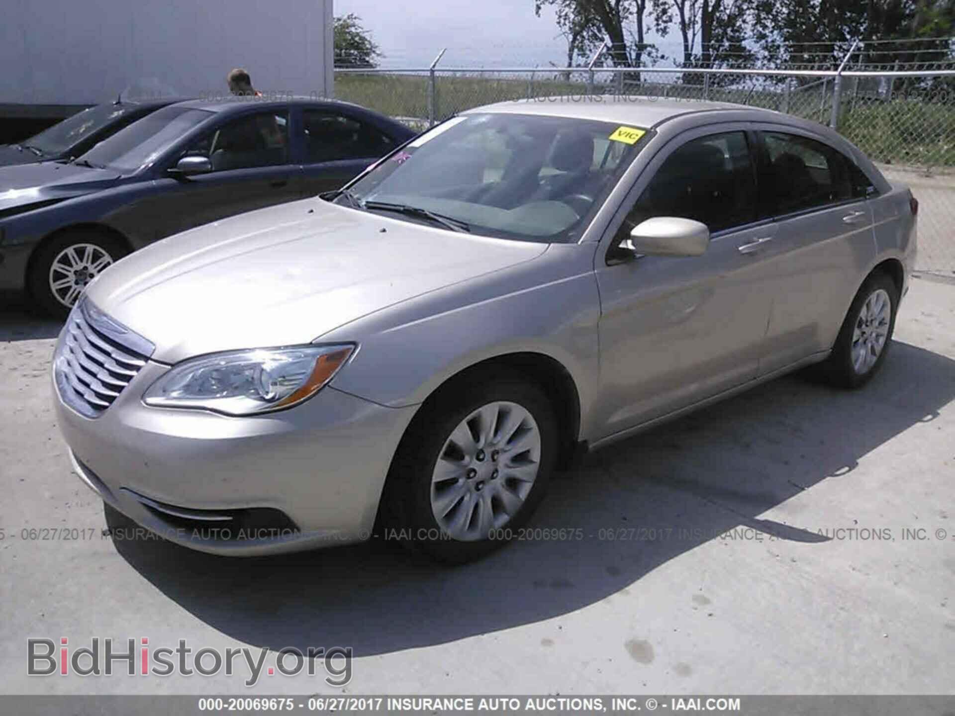 2014 Chrysler 200 - VIN: 1C3CCBAB7EN236045 - Фото 2
