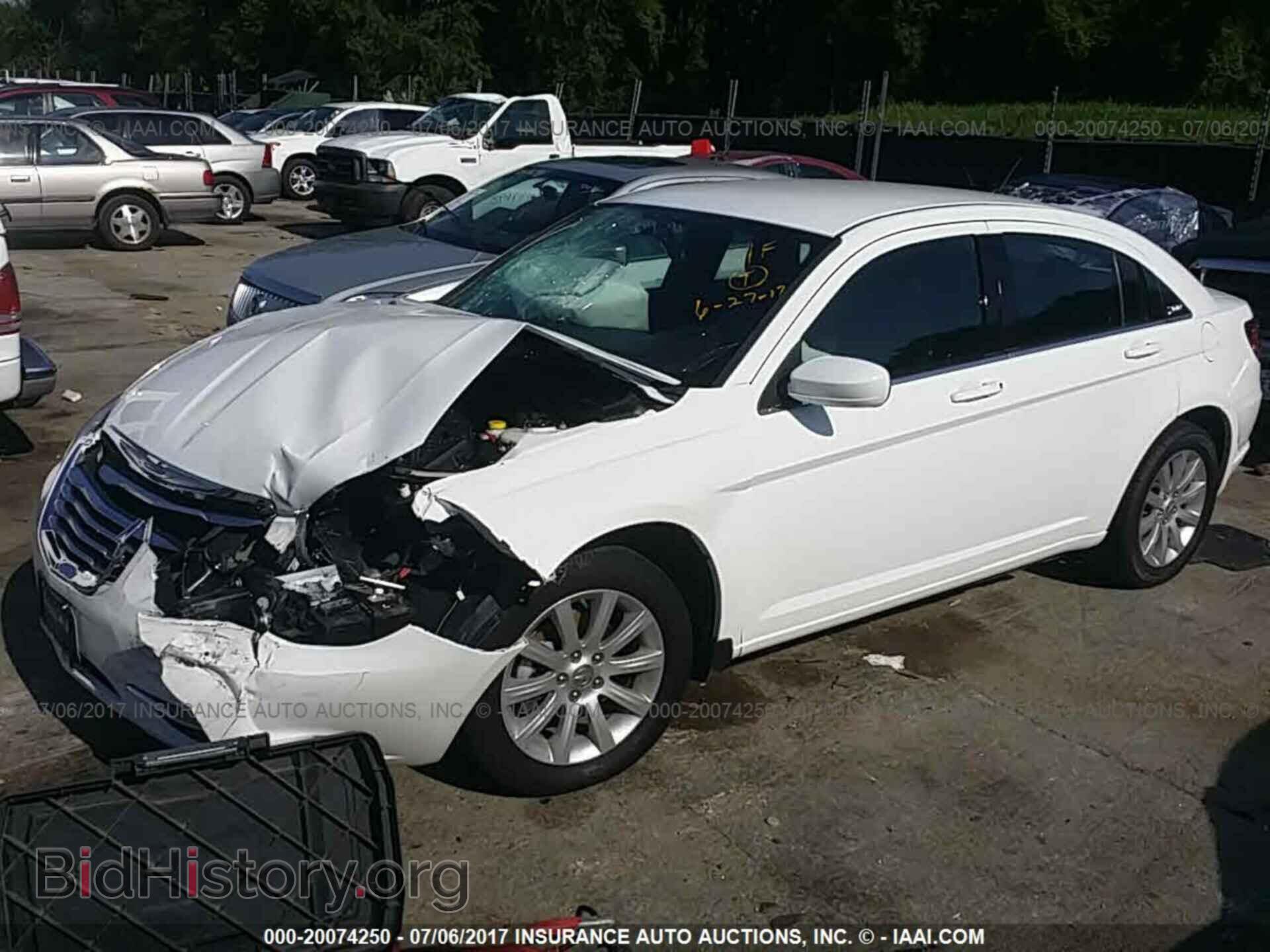 2013 Chrysler 200 - VIN: 1C3CCBBB2DN567774 - Фото 2