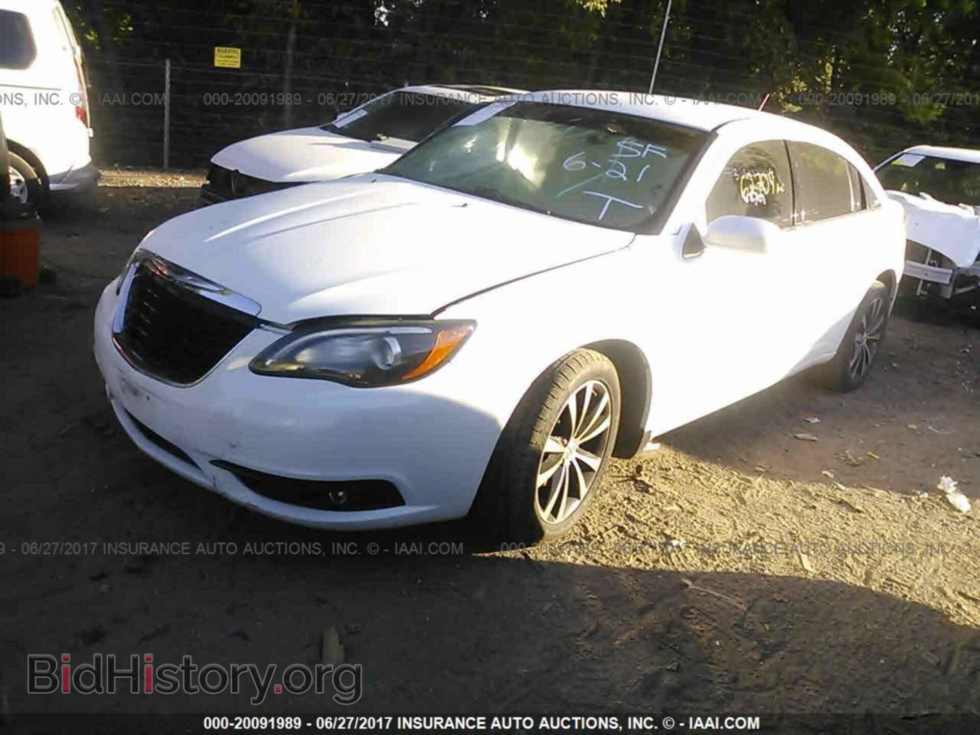 2013 Chrysler 200 - VIN: 1C3CCBBG9DN744316 - Фото 2