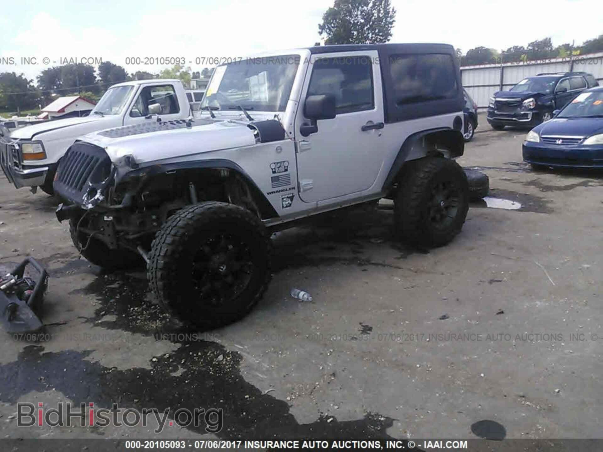 2011 Jeep Wrangler - VIN: 1J4AA2D16BL506220 - Фото 2
