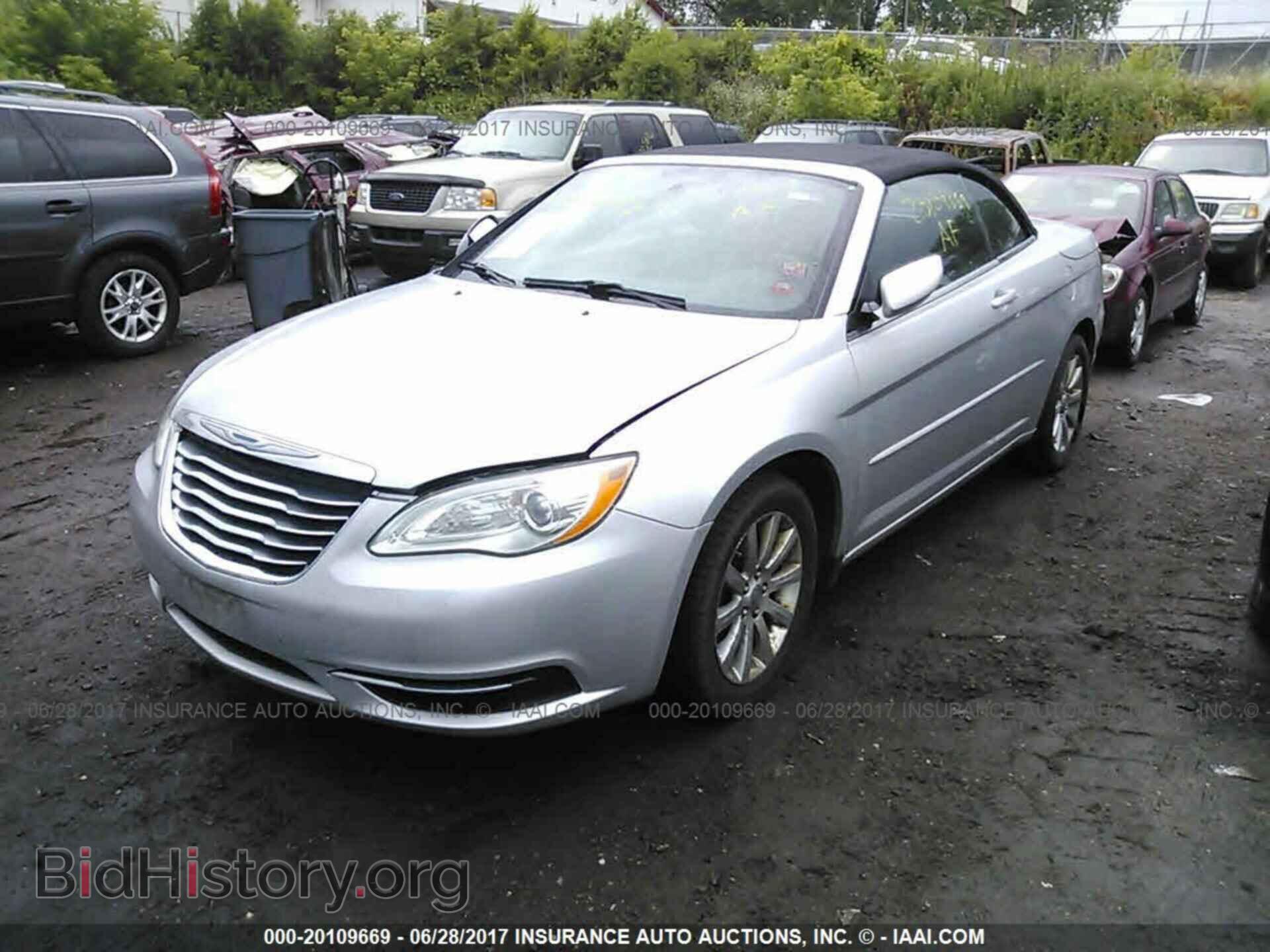2011 Chrysler 200 - VIN: 1C3BC2EB2BN592274 - Photo 2
