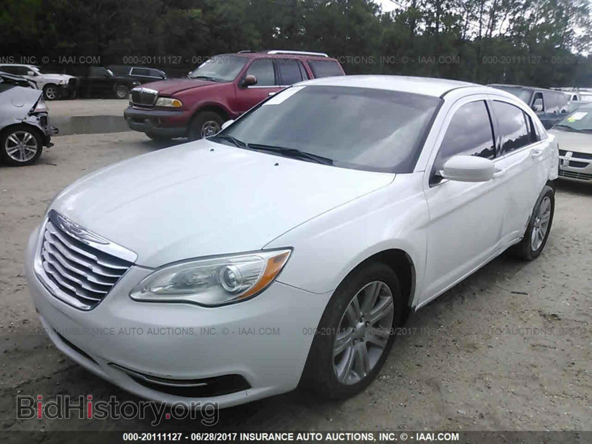 2013 Chrysler 200 - VIN: 1C3CCBAB6DN685621 - Фото 2