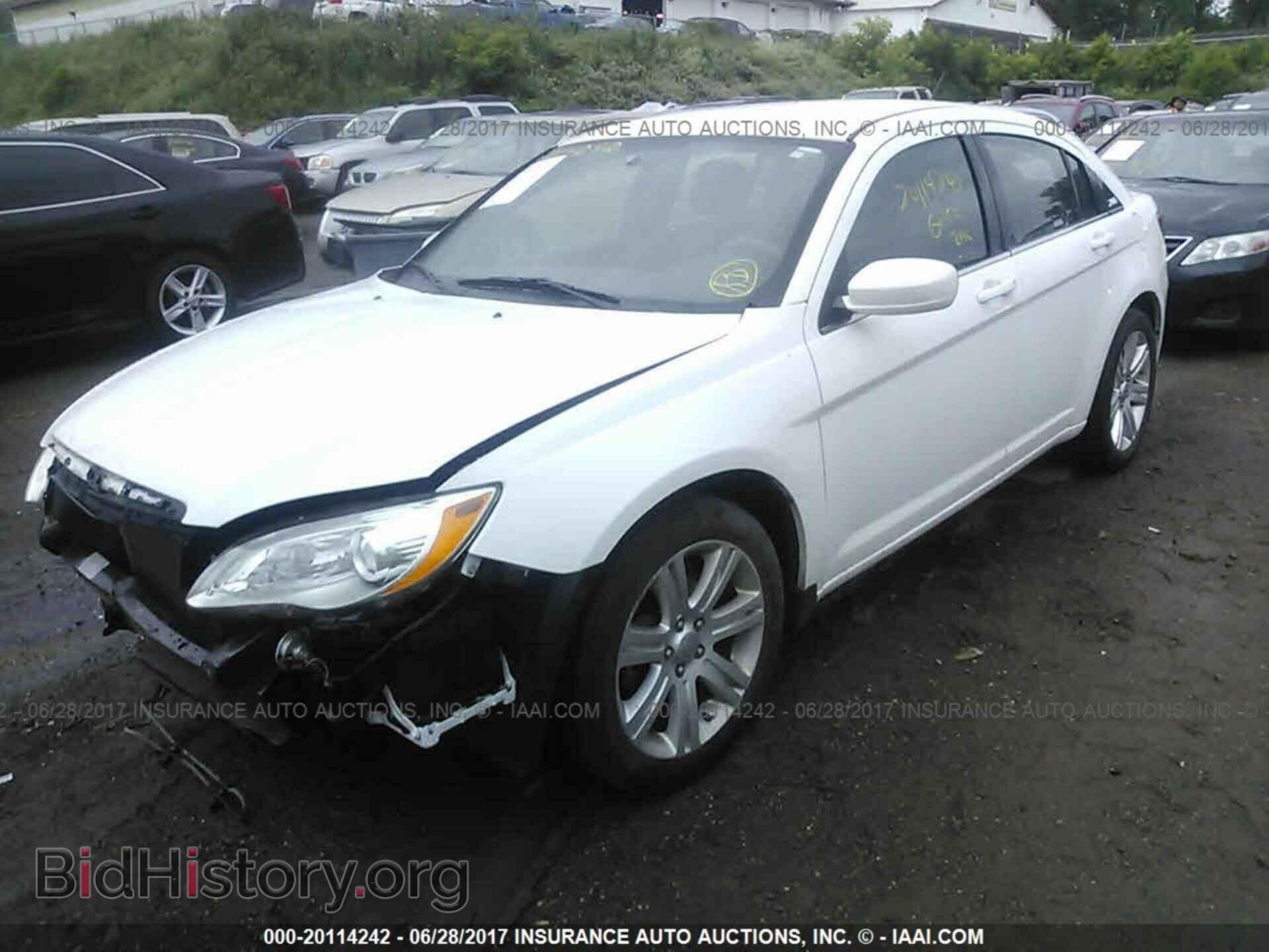 2013 Chrysler 200 - VIN: 1C3CCBAB0DN640707 - Photo 2