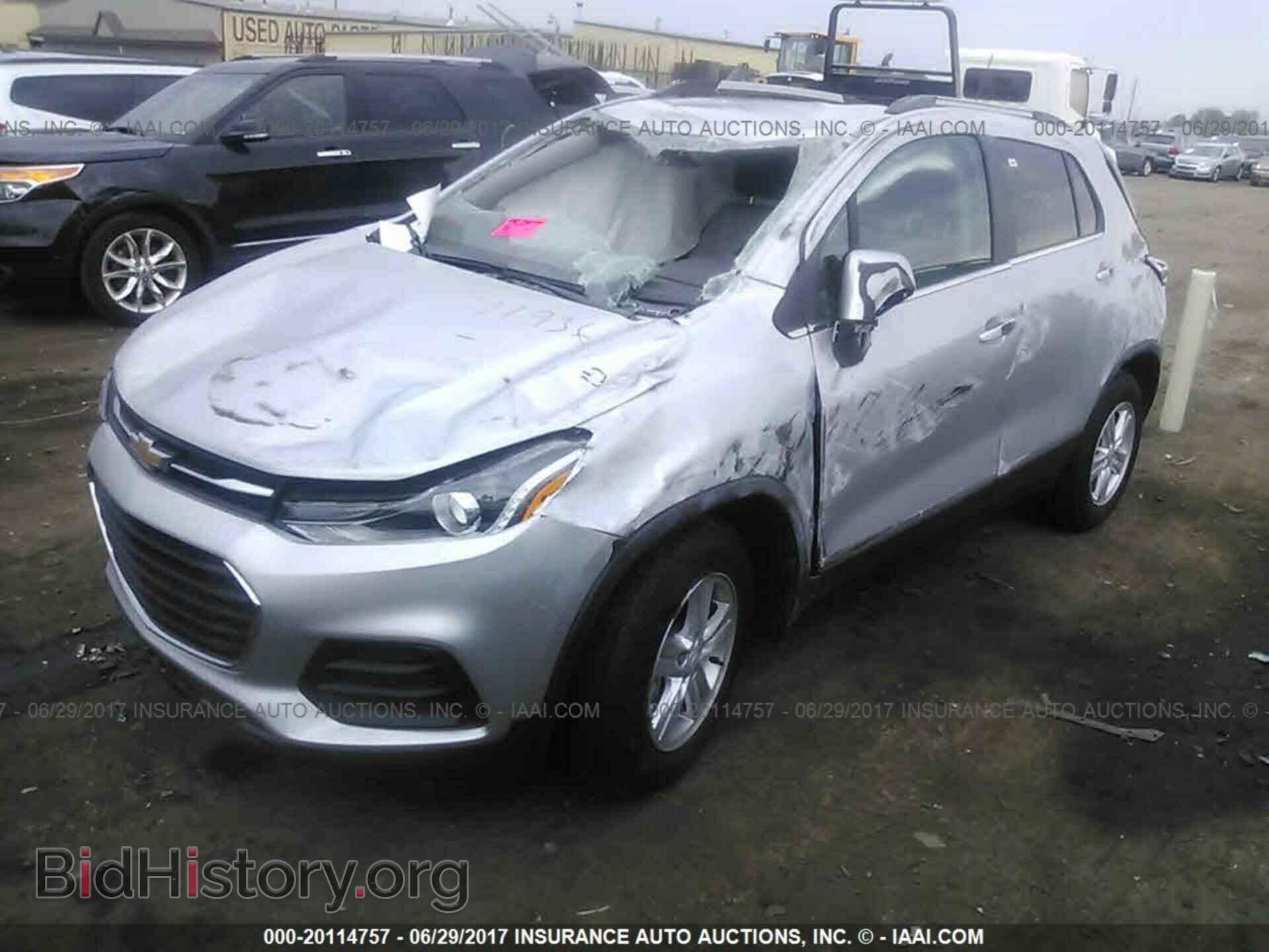2017 Chevrolet Trax - VIN: 3GNCJLSB3HL226081 - Photo 2