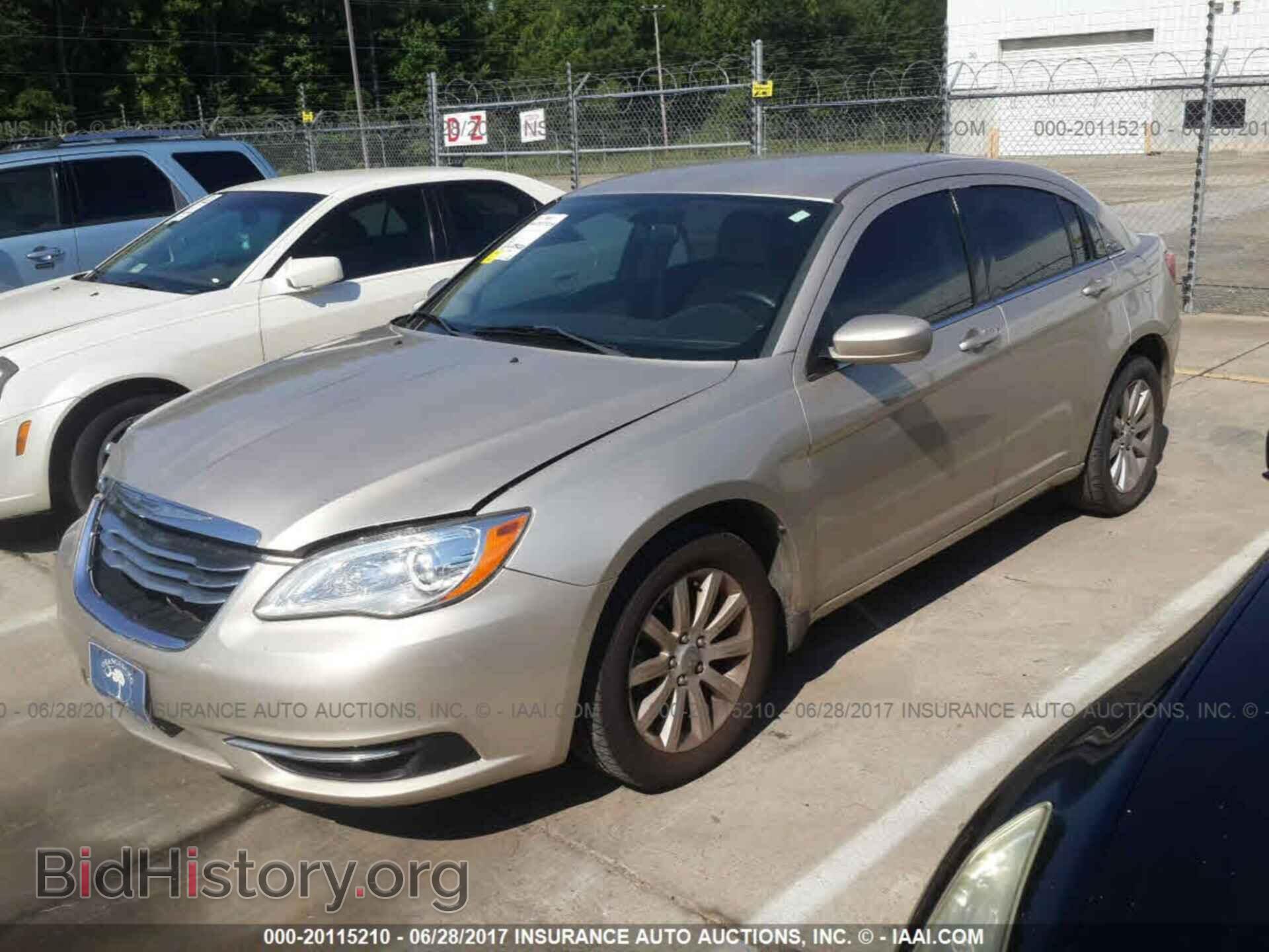 2013 Chrysler 200 - VIN: 1C3CCBBB6DN726442 - Фото 2