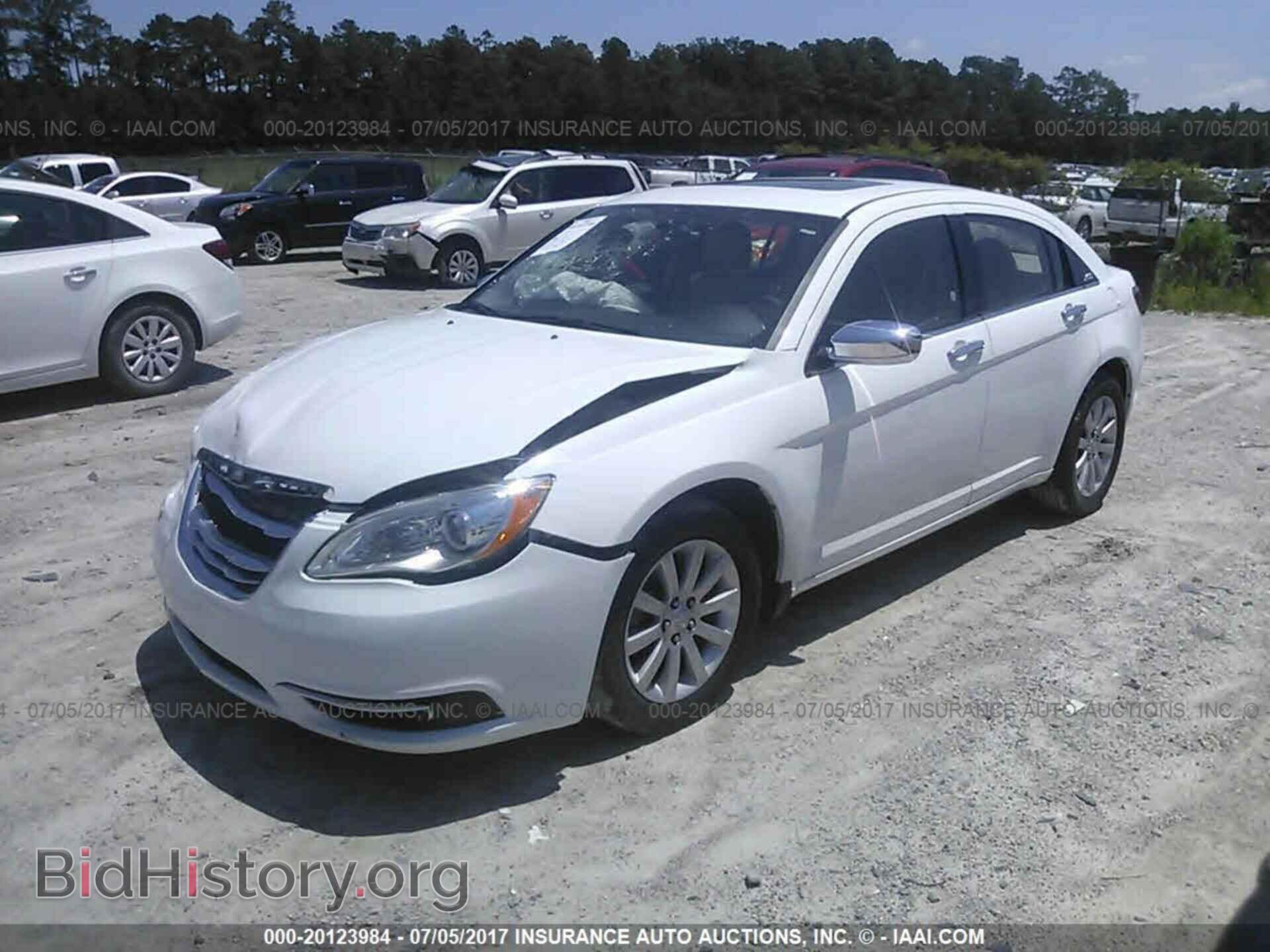 2013 Chrysler 200 - VIN: 1C3CCBCG7DN617305 - Photo 2