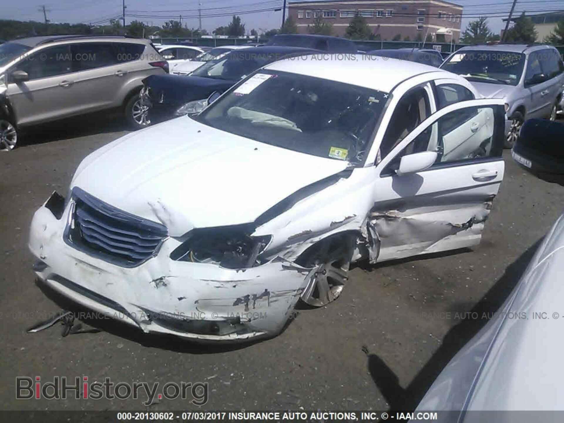 2011 Chrysler 200 - VIN: 1C3BC1FBXBN615275 - Photo 2