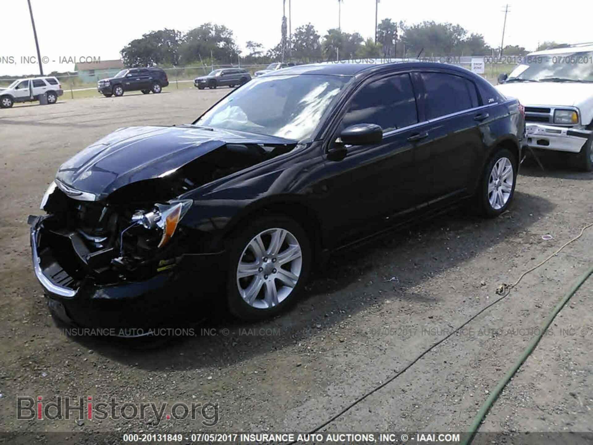 2011 Chrysler 200 - VIN: 1C3BC1FB6BN614642 - Photo 2