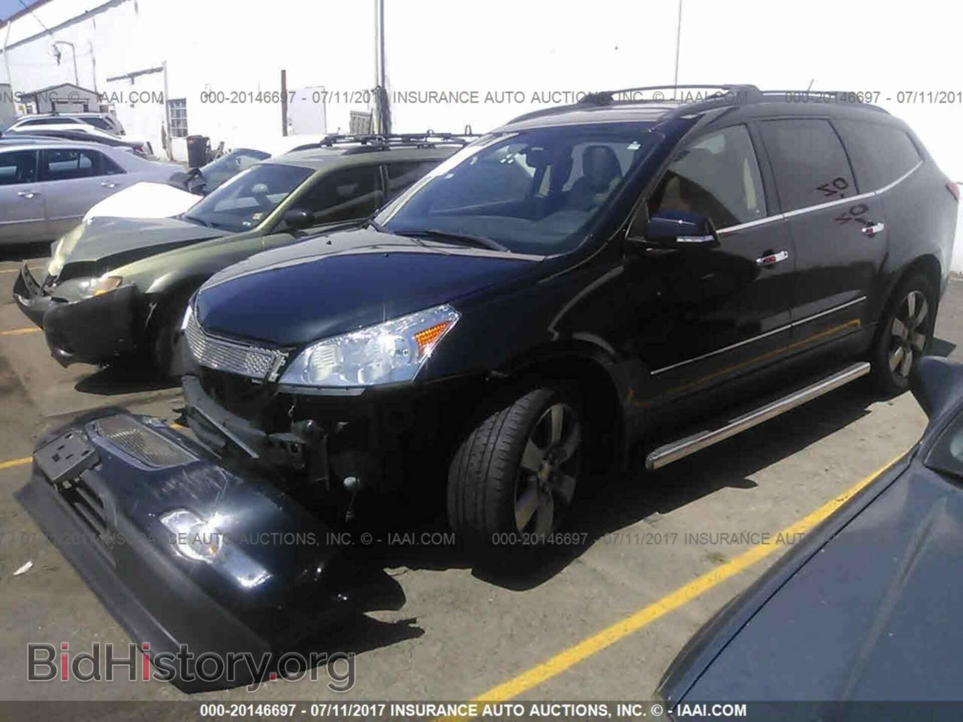 2011 Chevrolet Traverse - VIN: 1GNKVLED4BJ327724 - Photo 2