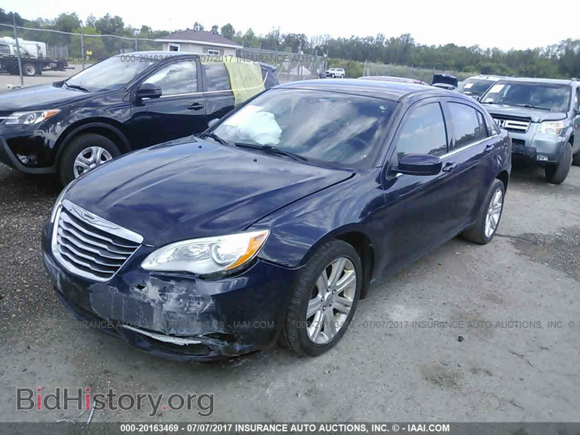 2013 Chrysler 200 - VIN: 1C3CCBBB8DN735174 - Фото 2