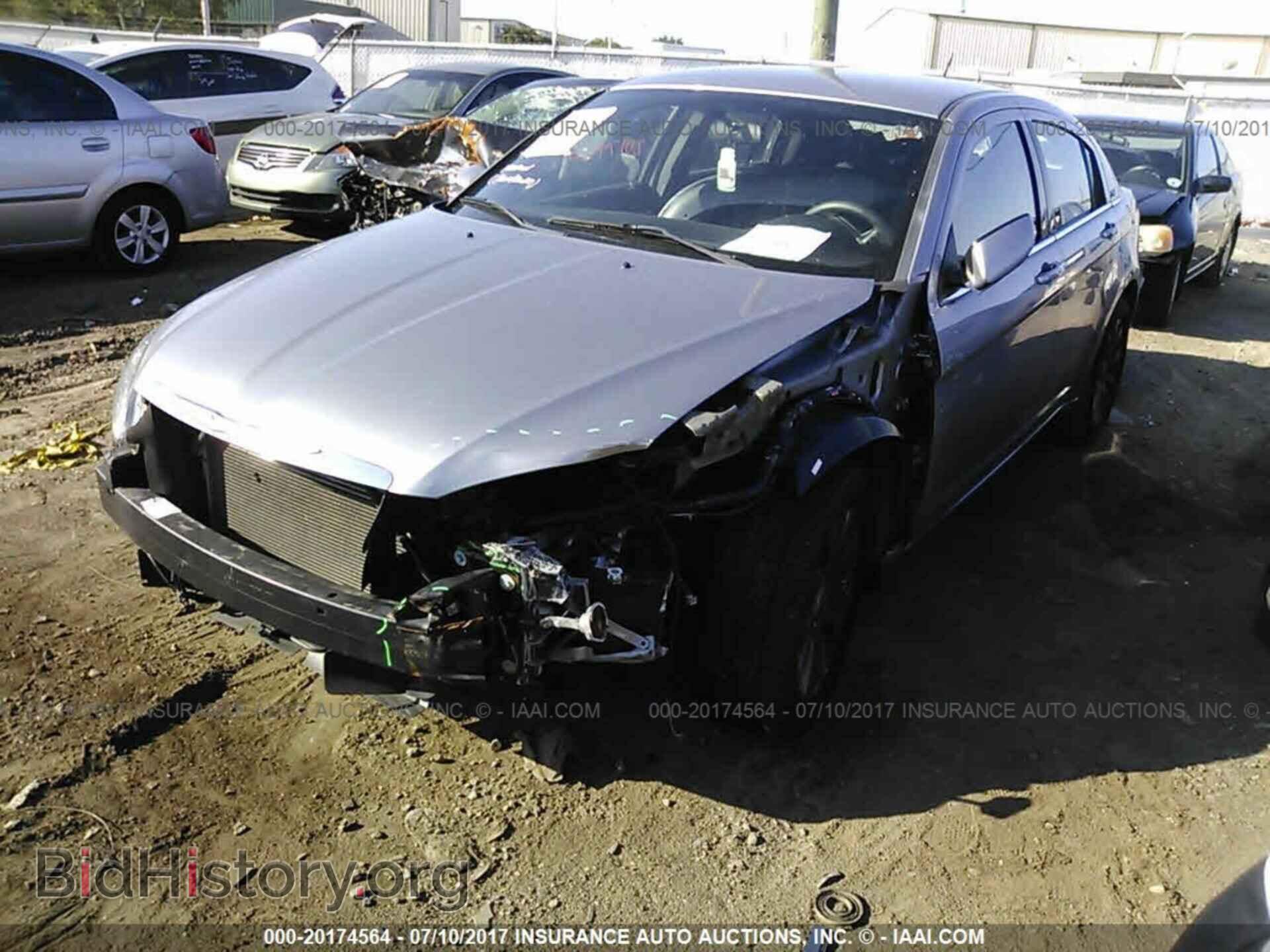 2013 Chrysler 200 - VIN: 1C3CCBBB4DN577223 - Фото 2